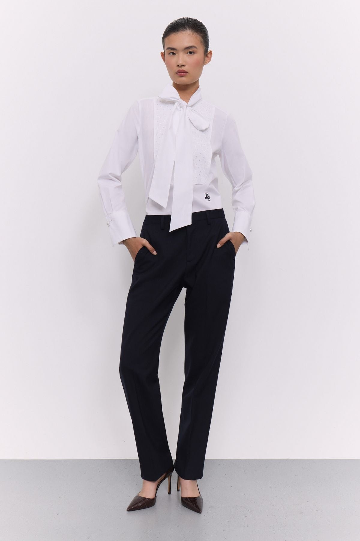 Camisa blanca con lazo de popelín de algodón orgánico modelo Bastian pechera en batista bordada y puño alto francés.