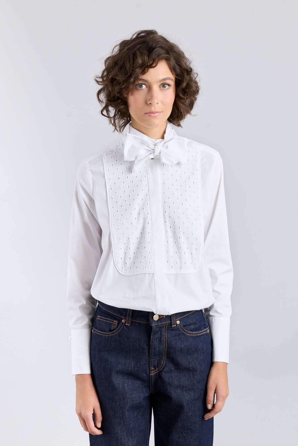 Camisa blanca modelo Bastian con gran lazo al cuello y pechera de batista bordada de The Extreme Collection.