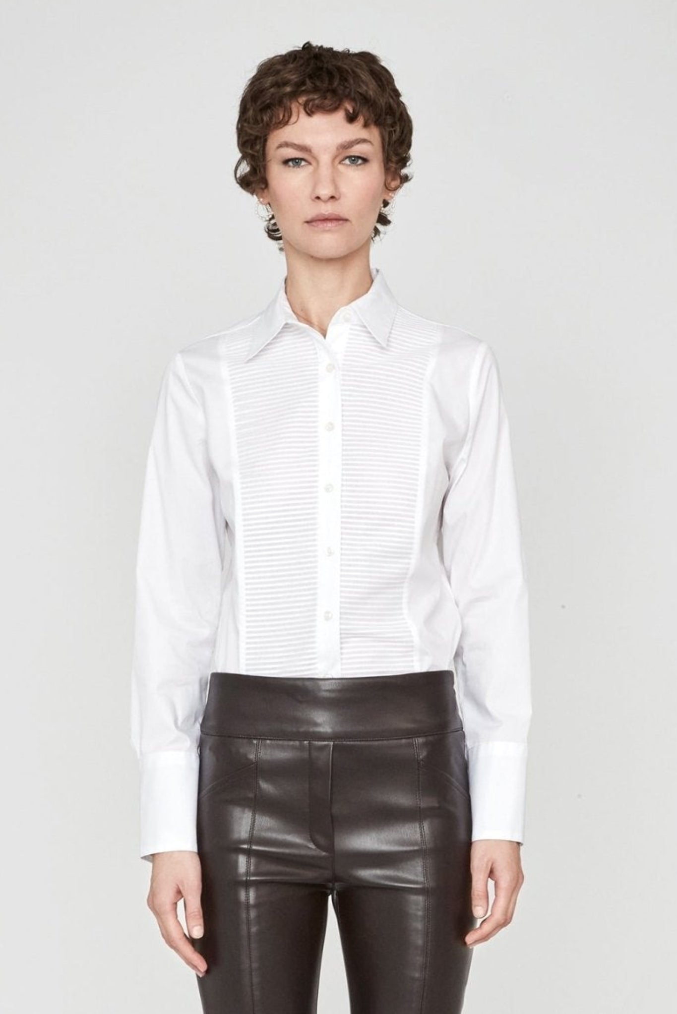Camisa blanca con jaretas Piero de The Extreme Collection en color blanco con finas jaretas frontales, cuello camisero clásico y puños estructurados.