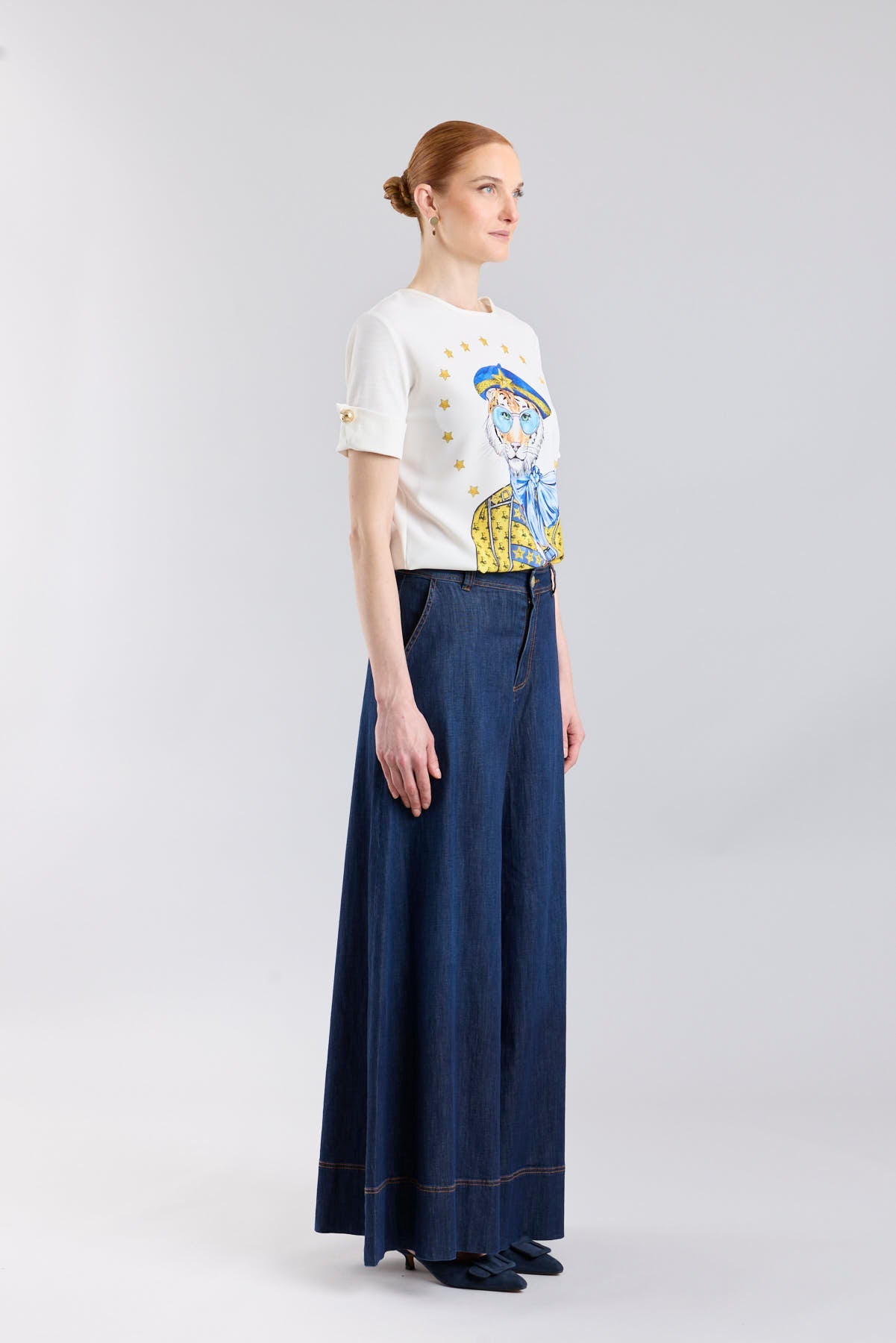 Camiseta blanca con botones dorados en las mangas y estampado de tigre con boina azul de The Extreme Collection