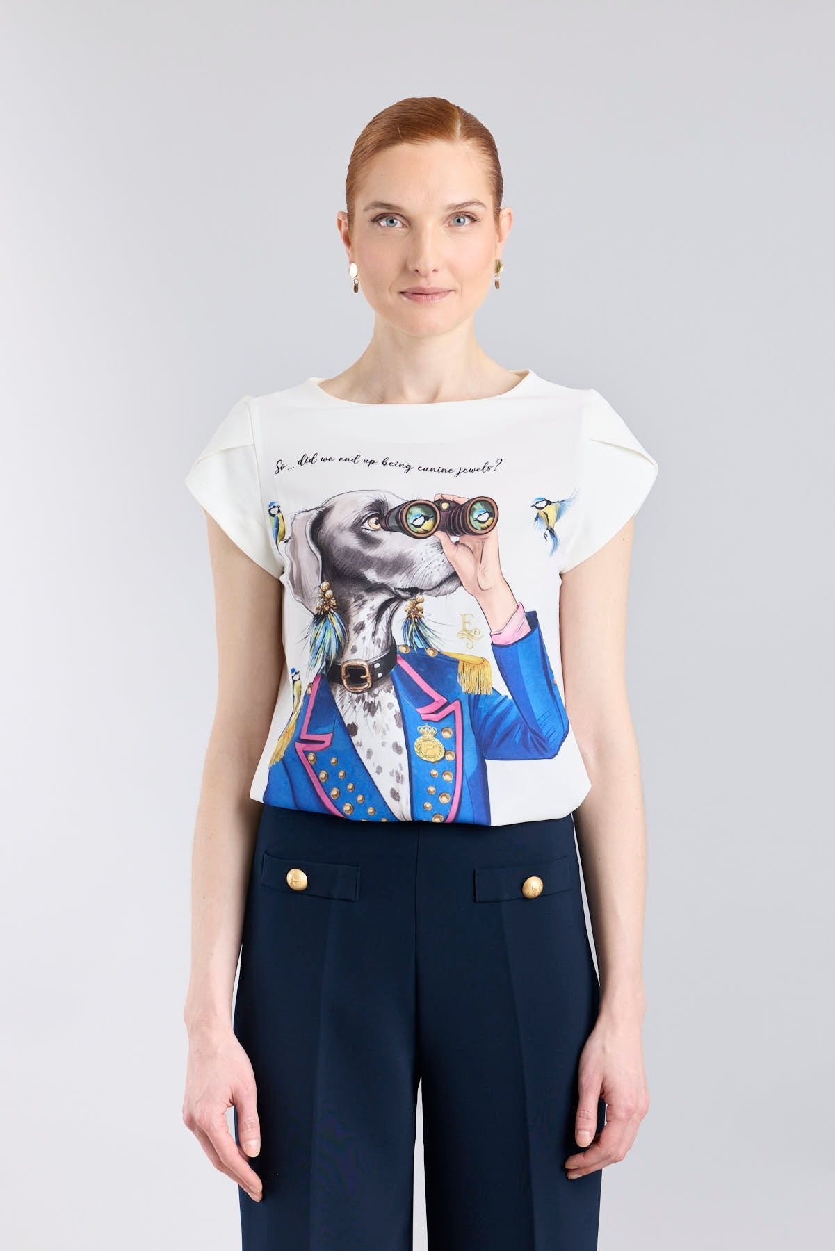 Camiseta blanca con estampado de perro Braco con prismáticos y detalles militares de The Extreme Collection.
