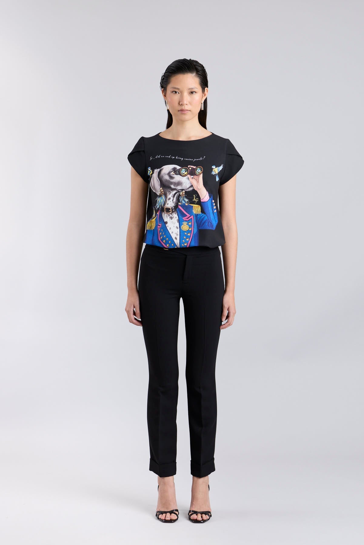 Camiseta negra con estampado central de perro Braco con prismáticos y detalles dorados de The Extreme Collection.