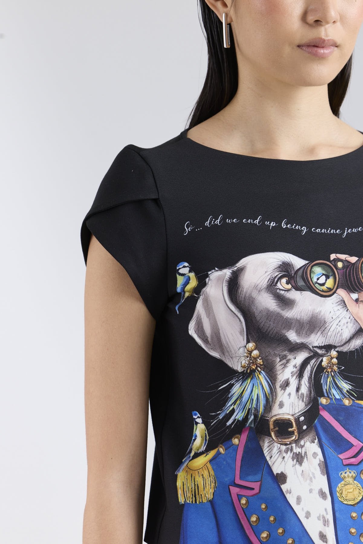 Camiseta negra con estampado central de perro Braco con prismáticos y detalles dorados de The Extreme Collection.