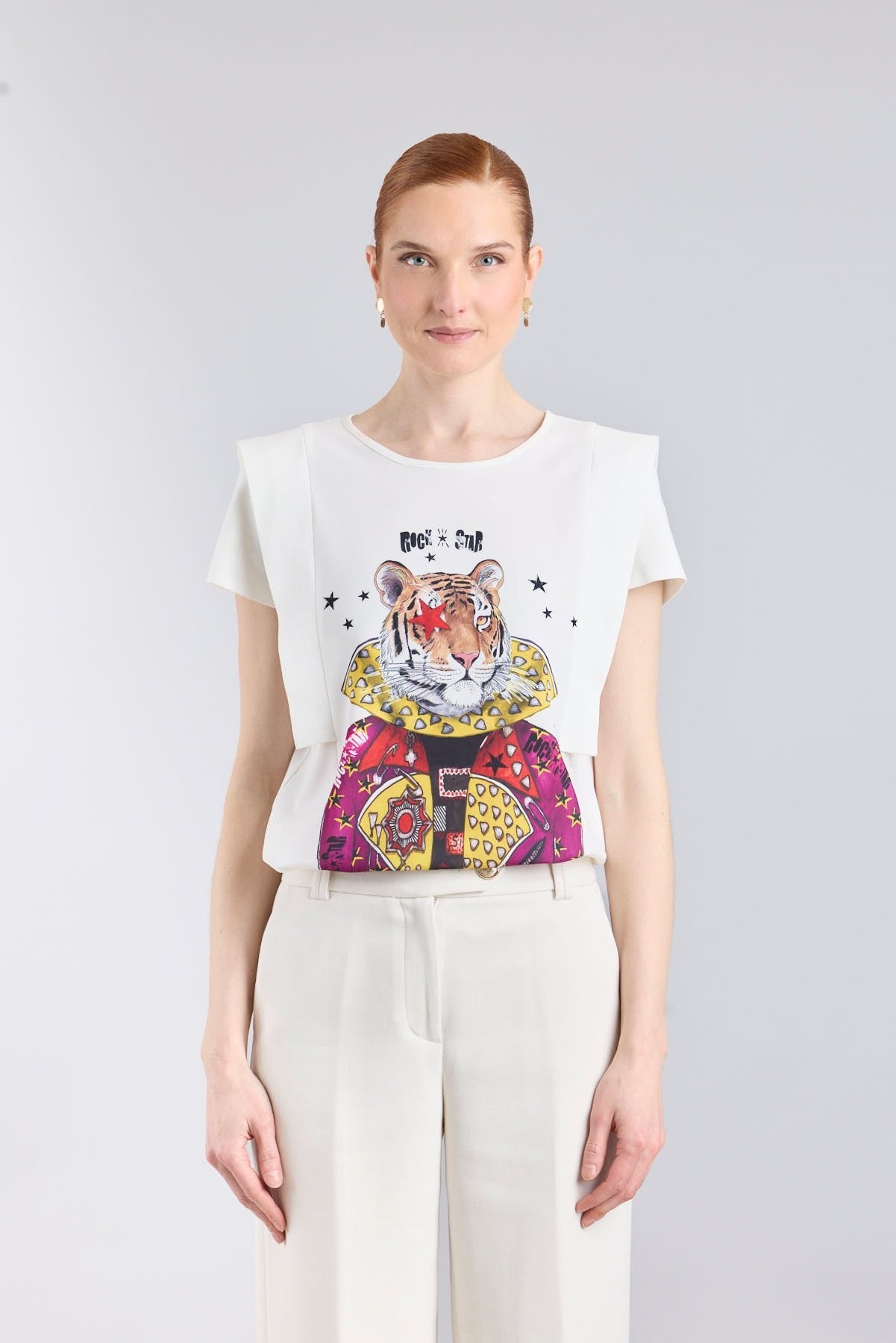 Camiseta blanca con estampado de tigre Rock Star y estrellas de The Extreme Collection.