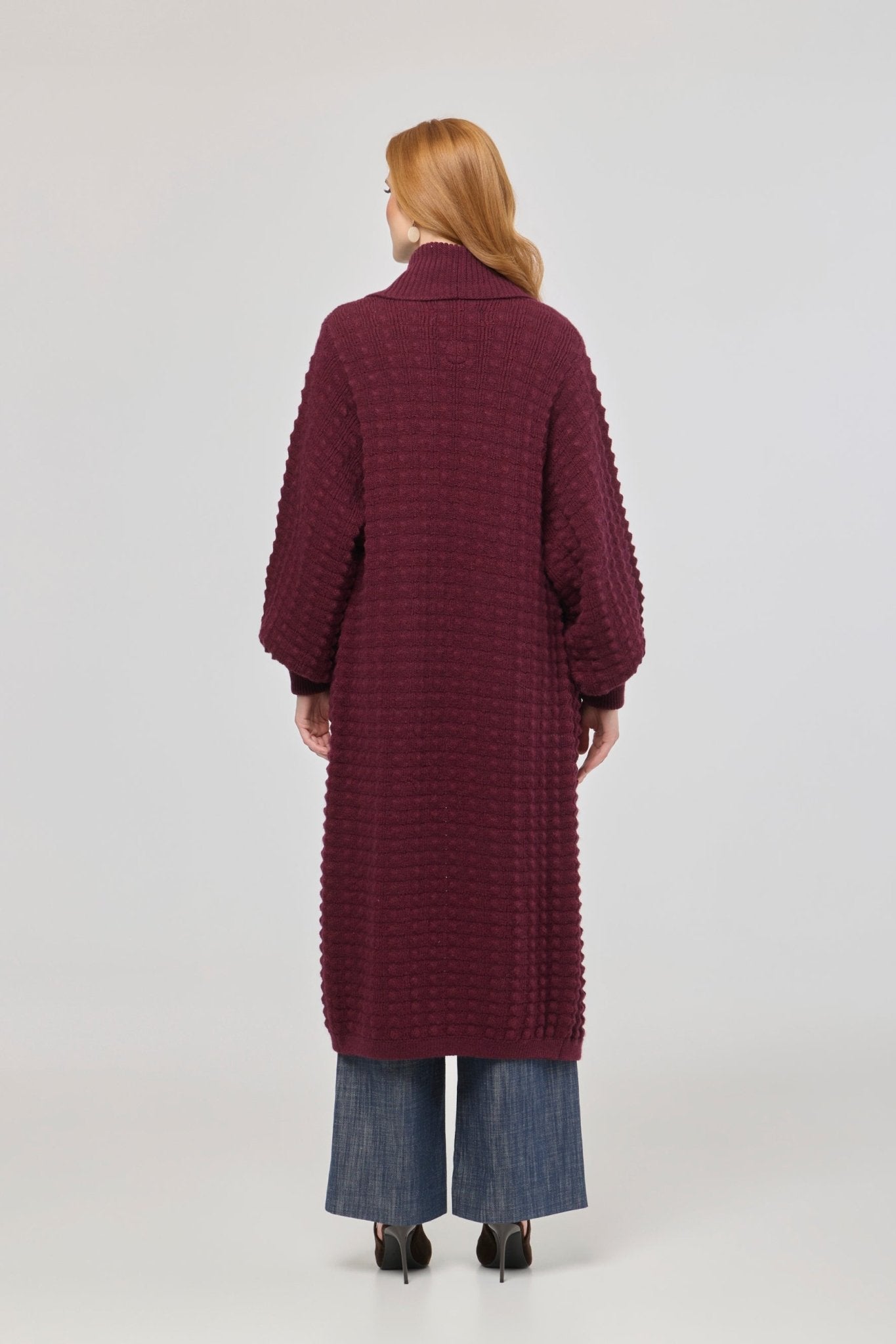 Cárdigan largo granate de punto para mujer Dominic con mangas de textura geométrica y diseño minimalista.