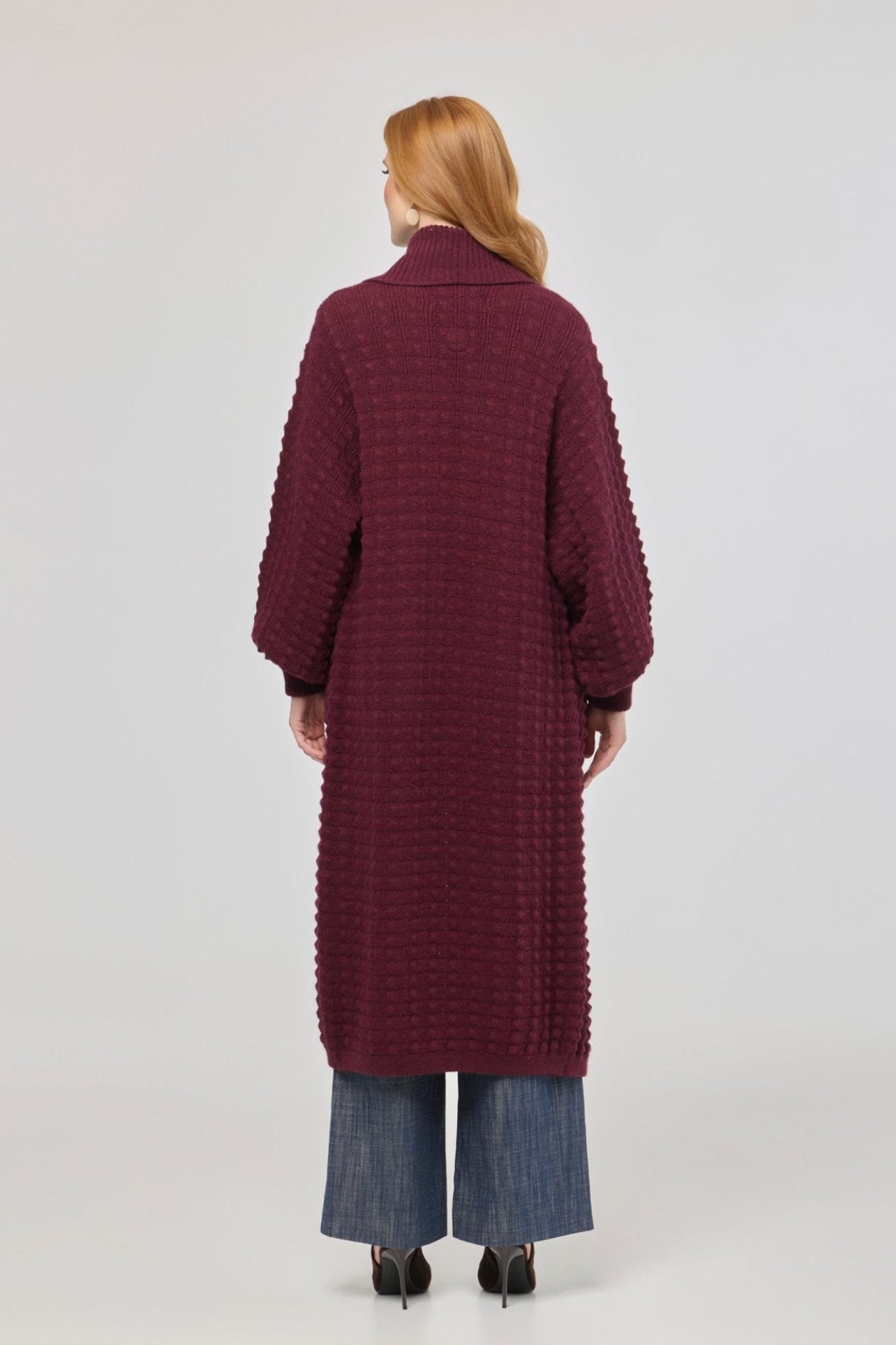 Cárdigan largo granate de punto para mujer Dominic con mangas de textura geométrica y diseño minimalista.