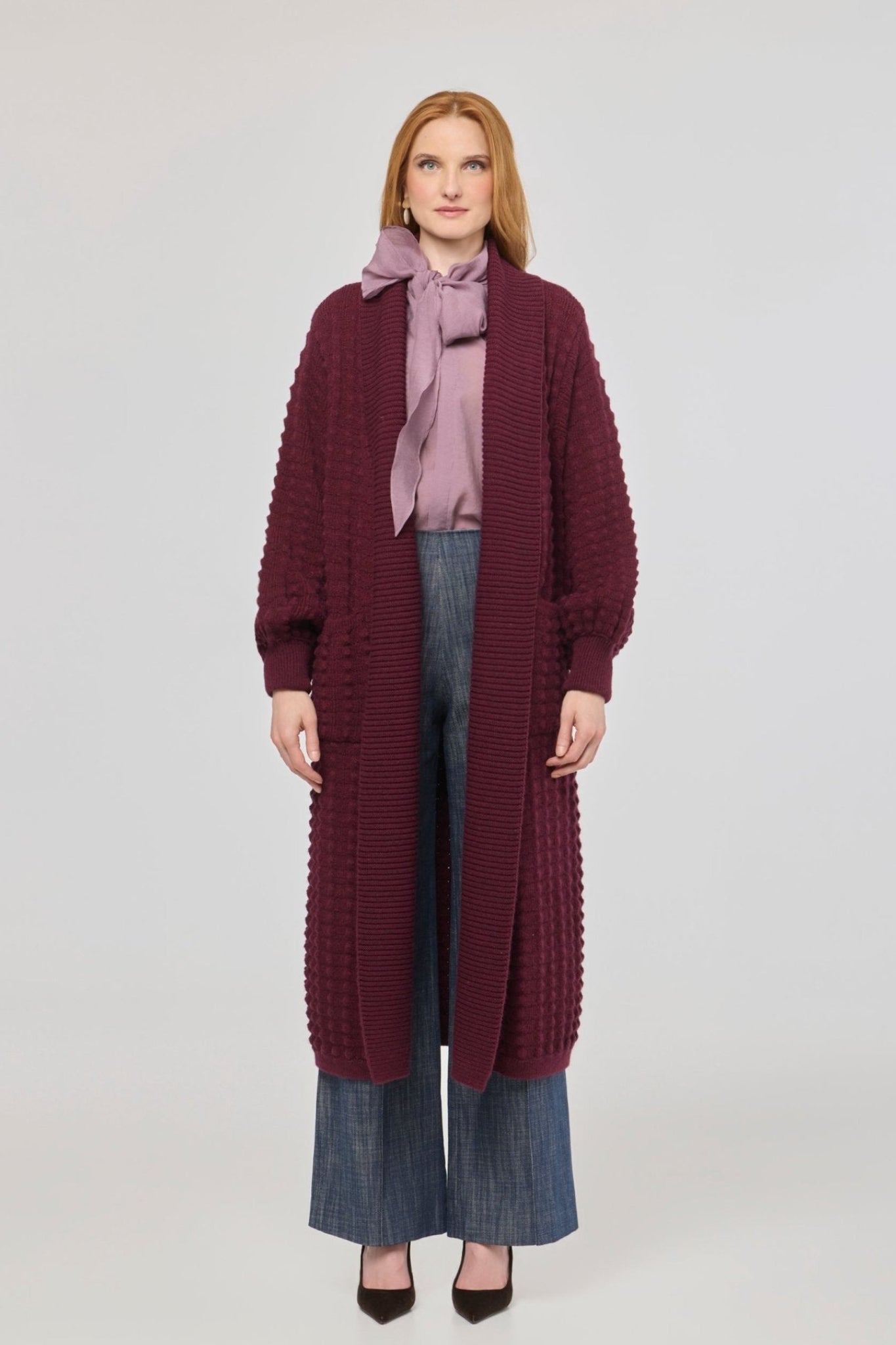 Cárdigan largo granate de punto para mujer Dominic con mangas de textura geométrica y diseño minimalista.