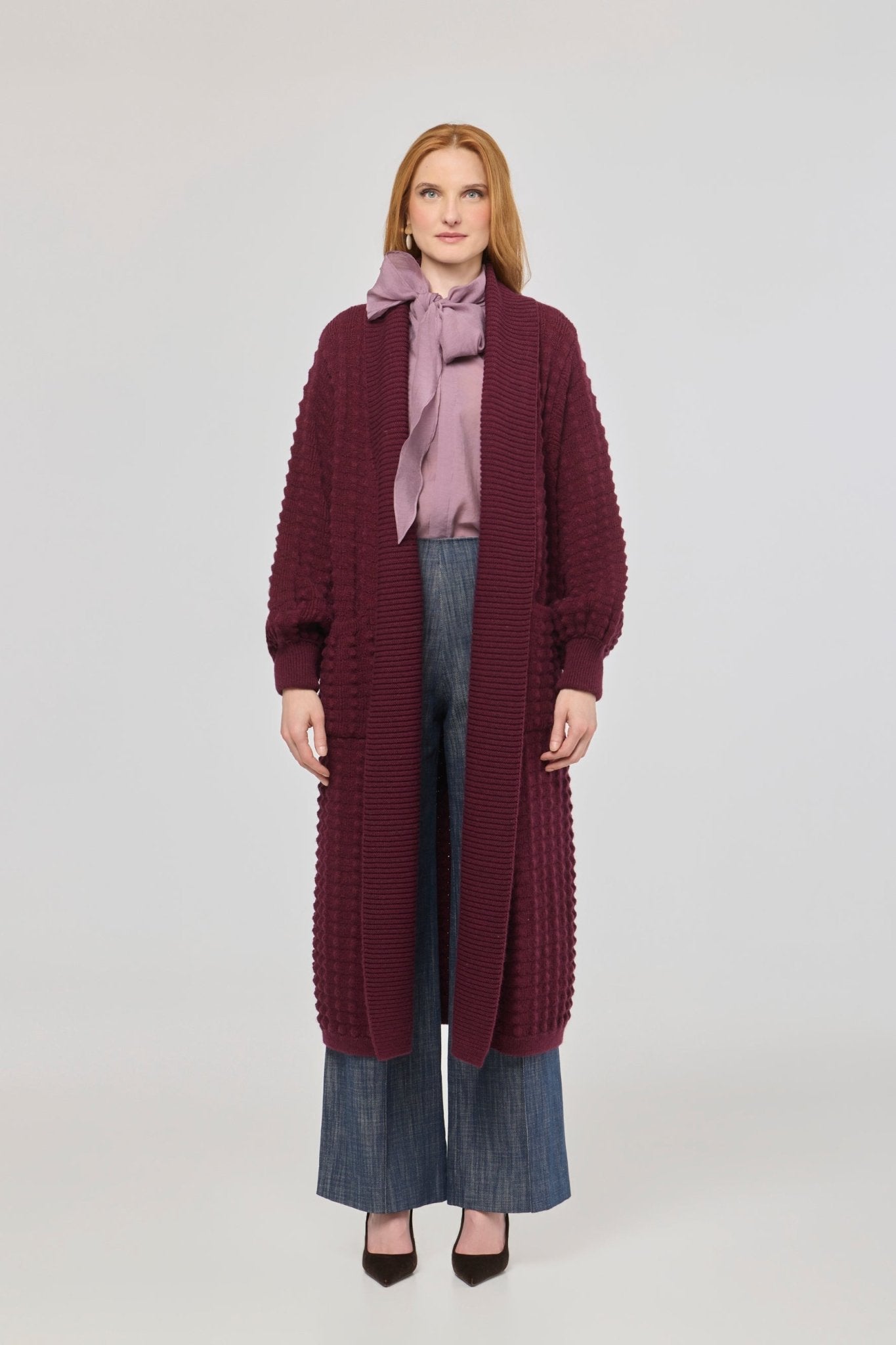 Cárdigan largo granate de punto para mujer Dominic con mangas de textura geométrica y diseño minimalista.