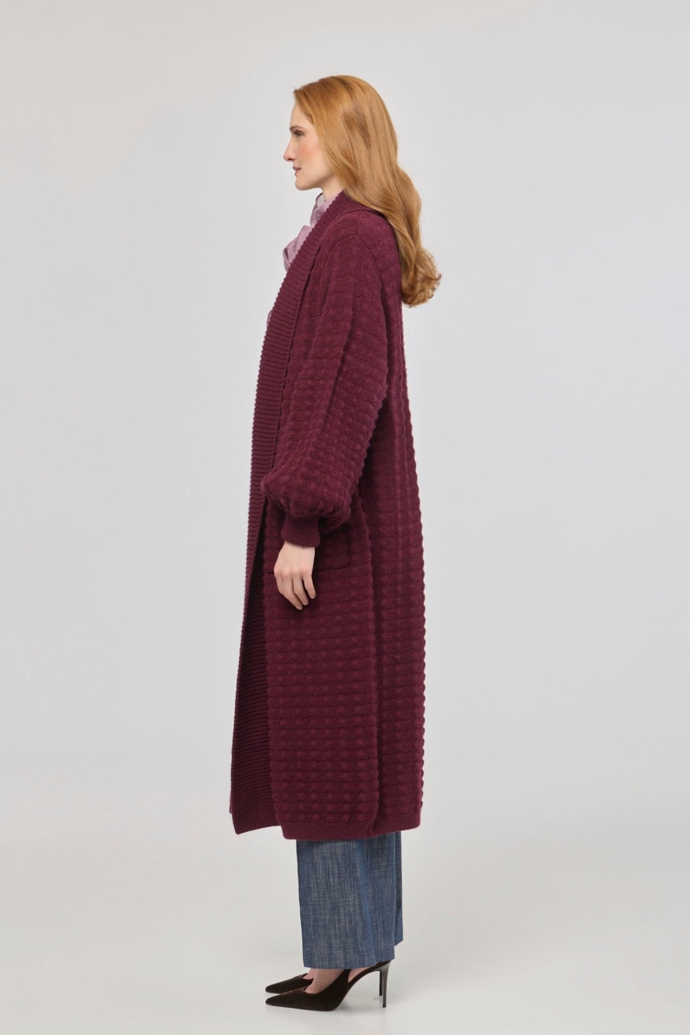 Cárdigan largo granate de punto para mujer Dominic con mangas de textura geométrica y diseño minimalista.