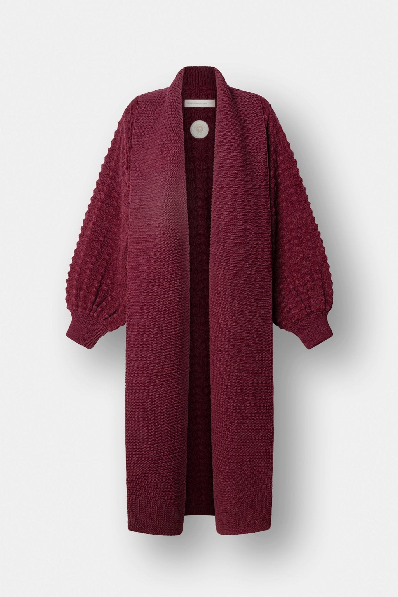 Cárdigan largo granate de punto para mujer Dominic con mangas de textura geométrica y diseño minimalista.