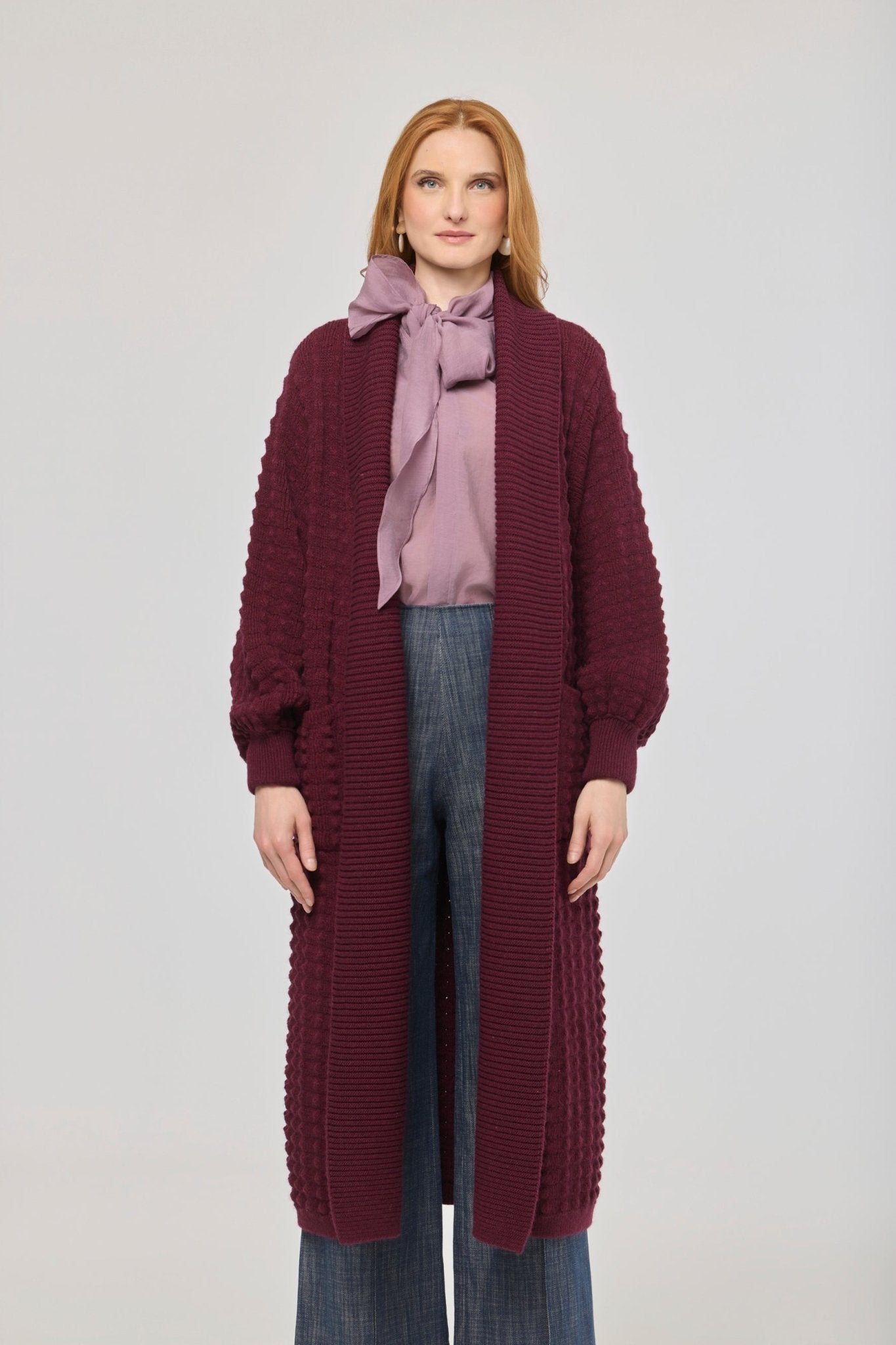 Cárdigan largo granate de punto para mujer Dominic con mangas de textura geométrica y diseño minimalista.