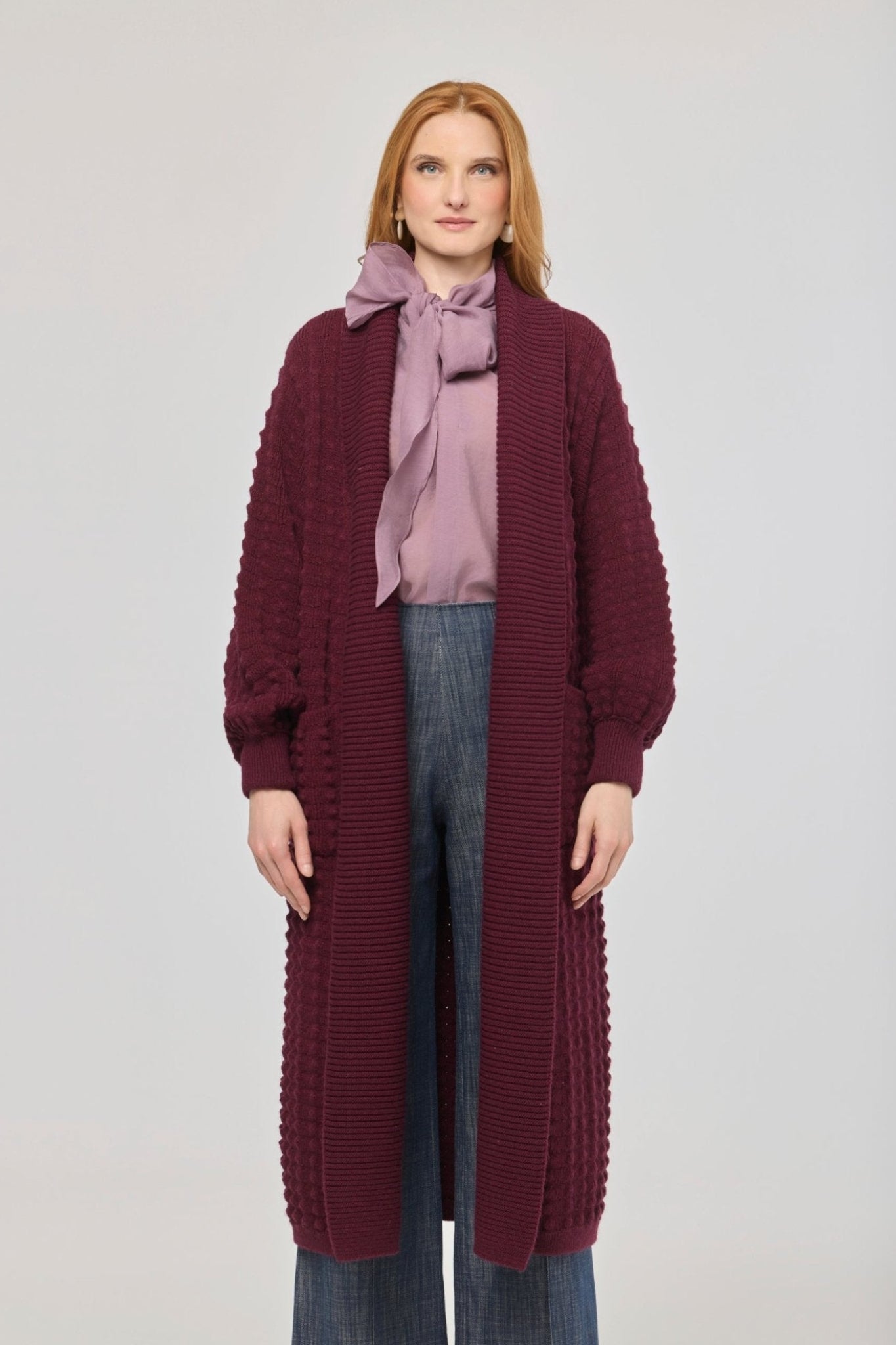 Cárdigan largo granate de punto para mujer Dominic con mangas de textura geométrica y diseño minimalista.