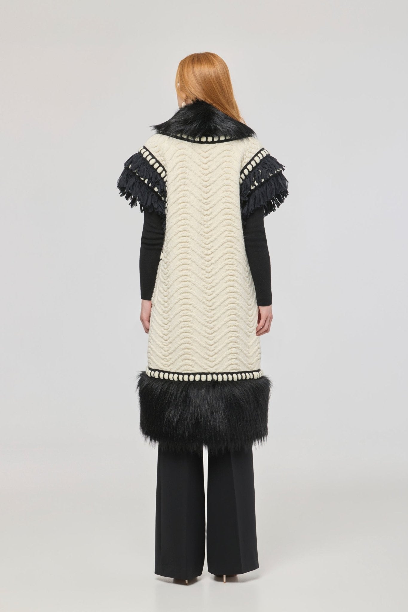 Chaleco blanco largo de pelo para mujer, con estructura combinada y flecos negros artesanales cortados a mano.