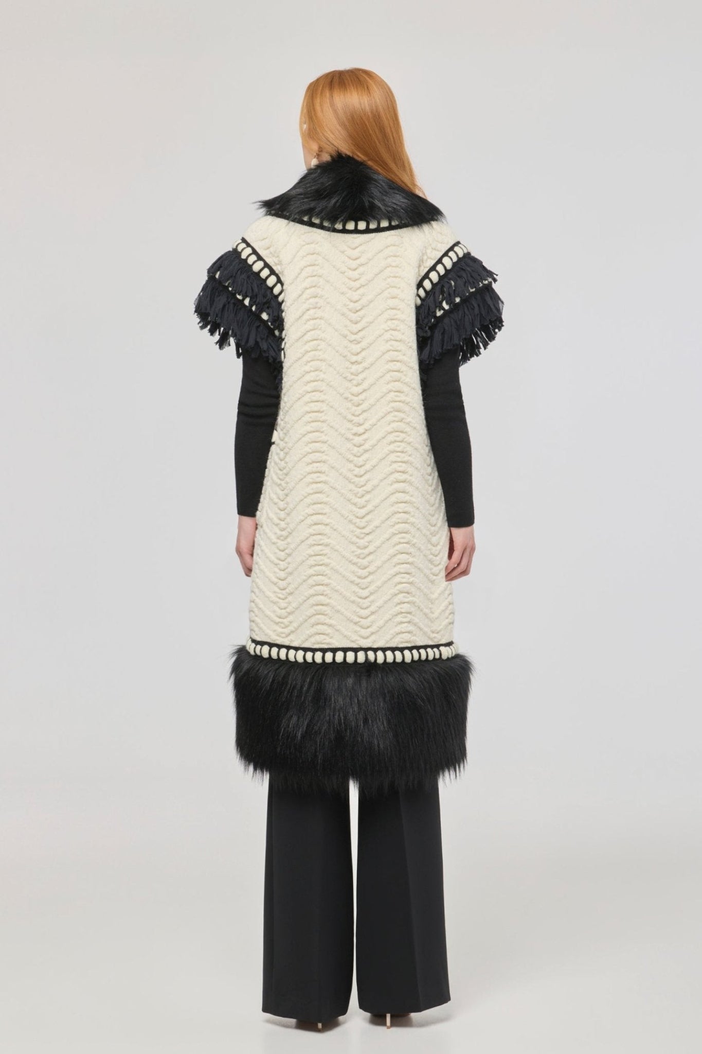 Chaleco blanco largo de pelo para mujer, con estructura combinada y flecos negros artesanales cortados a mano.