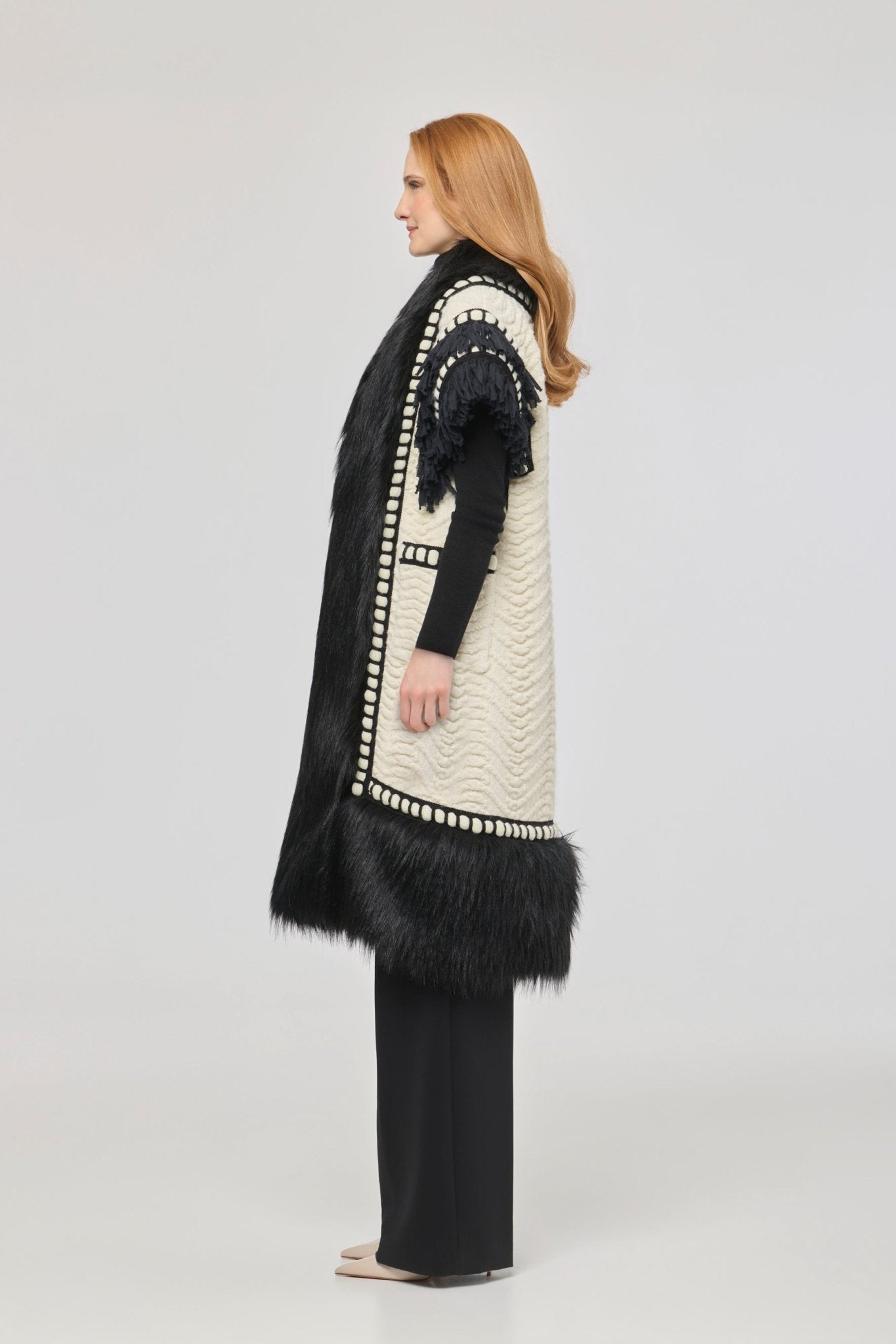 Chaleco blanco largo de pelo para mujer, con estructura combinada y flecos negros artesanales cortados a mano.