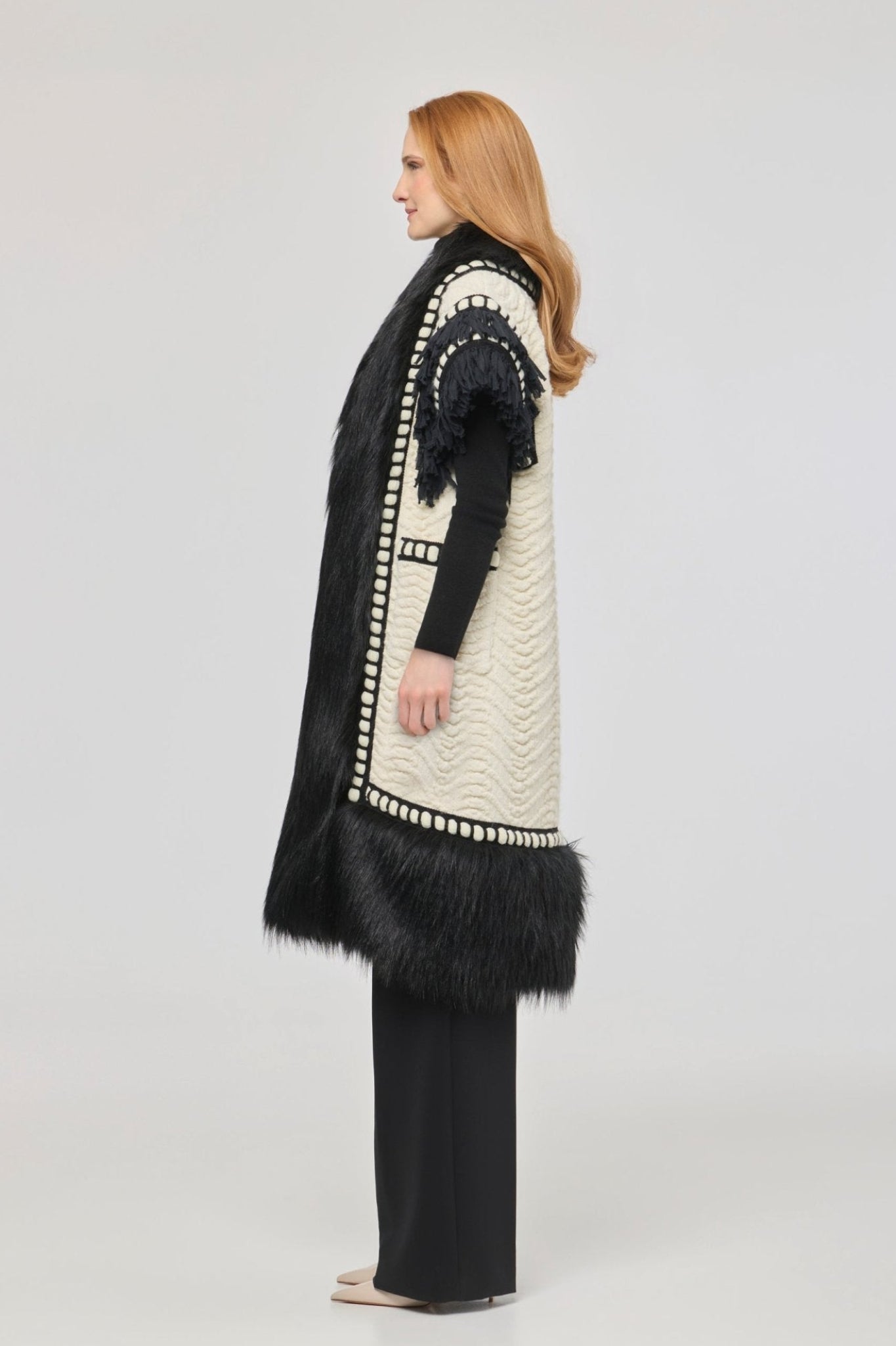 Chaleco blanco largo de pelo para mujer, con estructura combinada y flecos negros artesanales cortados a mano.