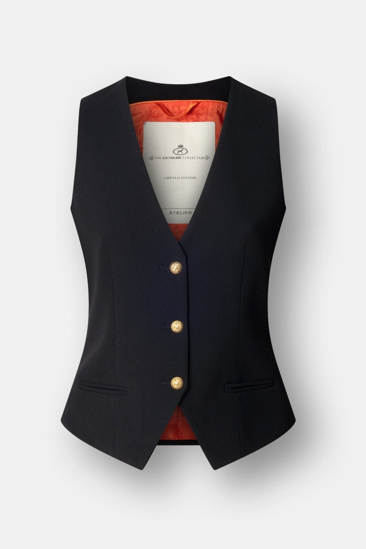 Chaleco sastre negro Atelier en super crepé de tres botones con bolsillos de vivo y detalles dorados con logo.