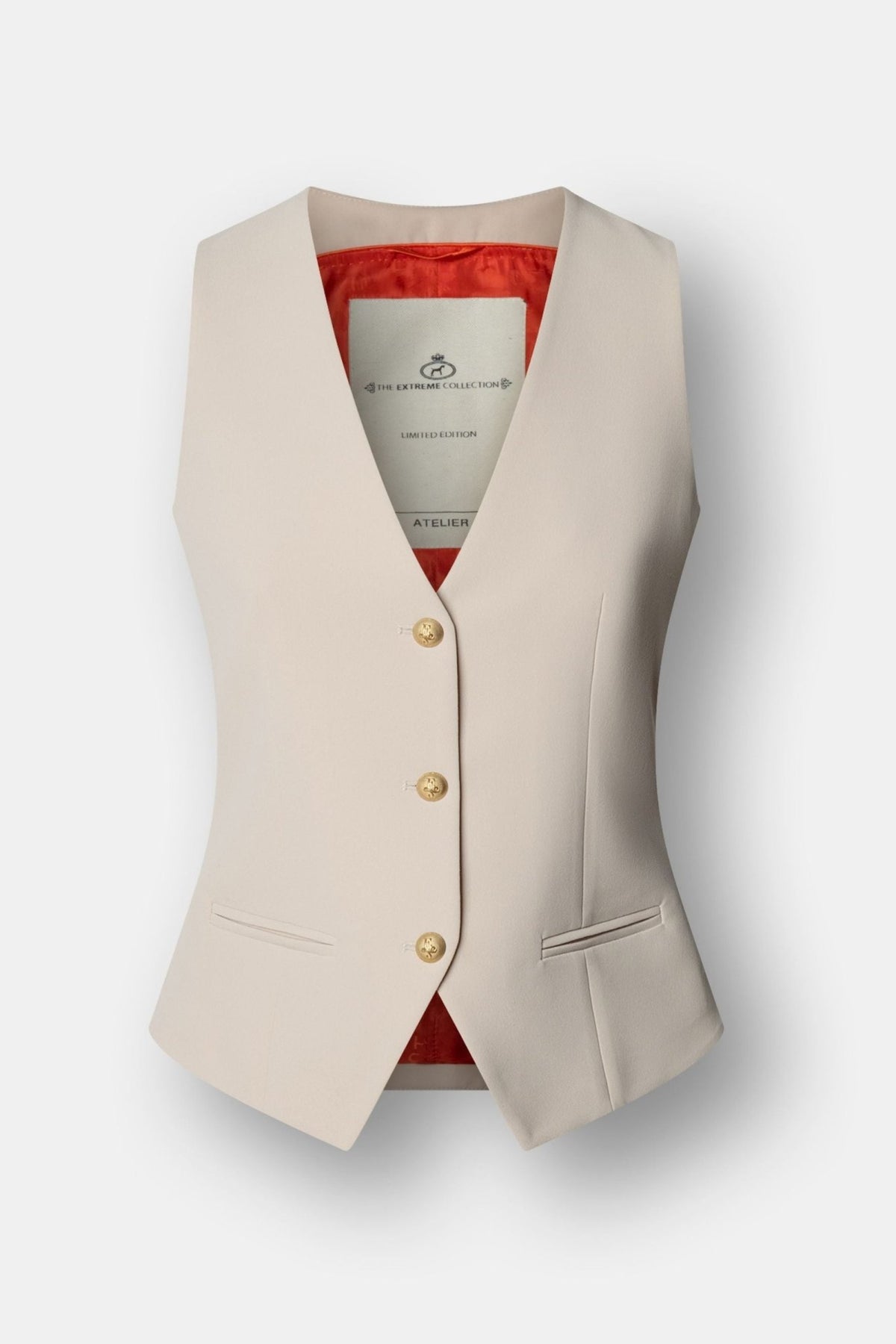 Chaleco sastre beige Atelier en crepe liso en tono tofe con escote en V, tres botones dorados y silueta entallada. Sastrería elegante y sofisticada.