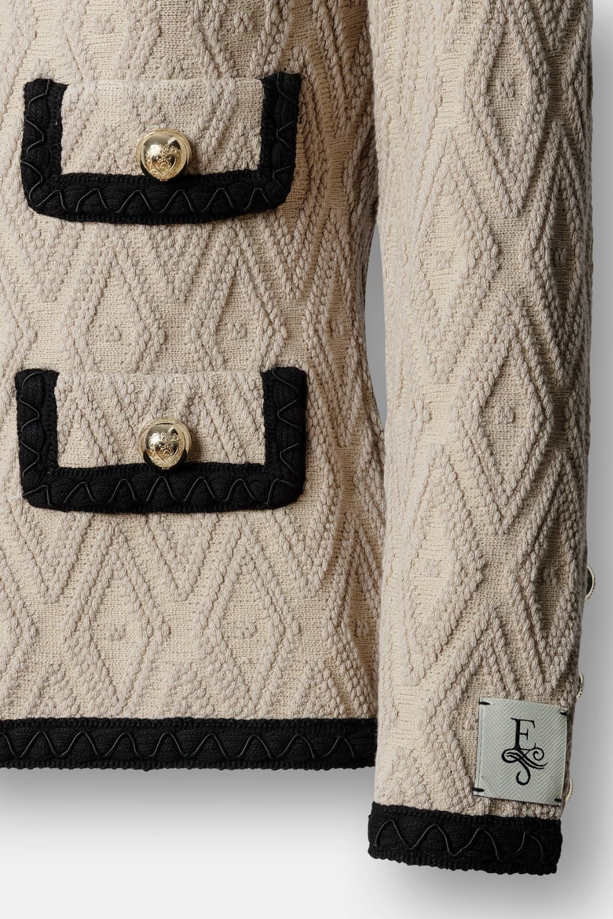 La sofisticación de la chaqueta bicolor avellana Bianca. Diseño de autor con contrastes en negro y botones joya, hecha en España.