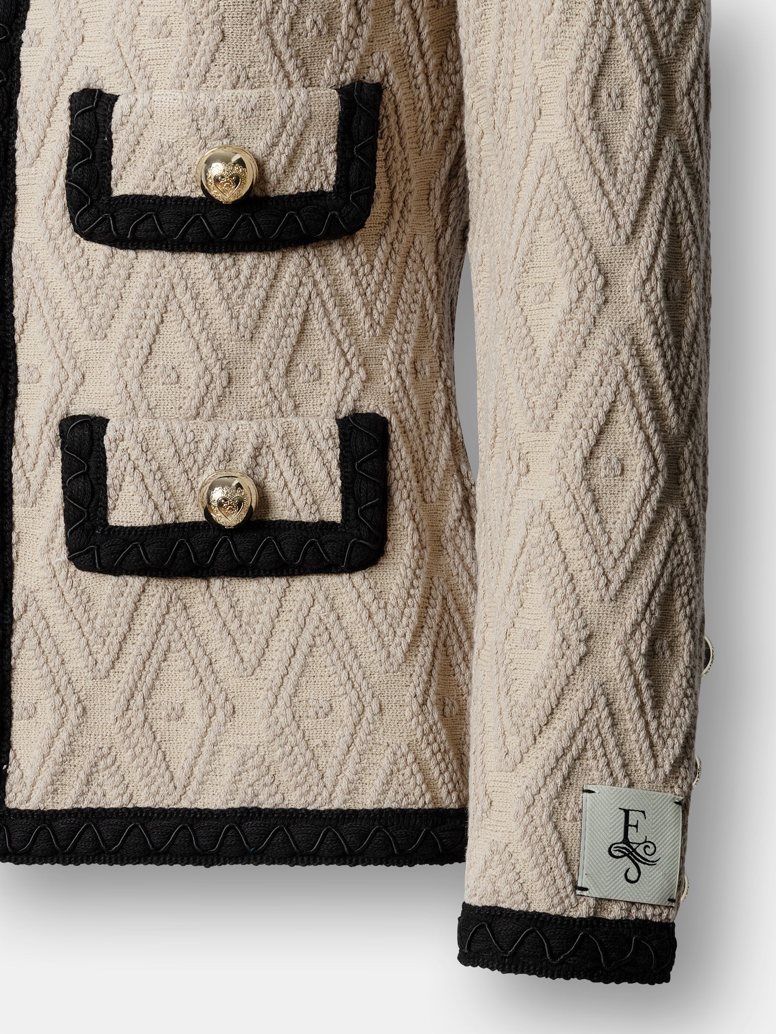 Chaqueta bicolor avellana Bianca de edición limitada con botones joya heráldicos y vivos en negro.