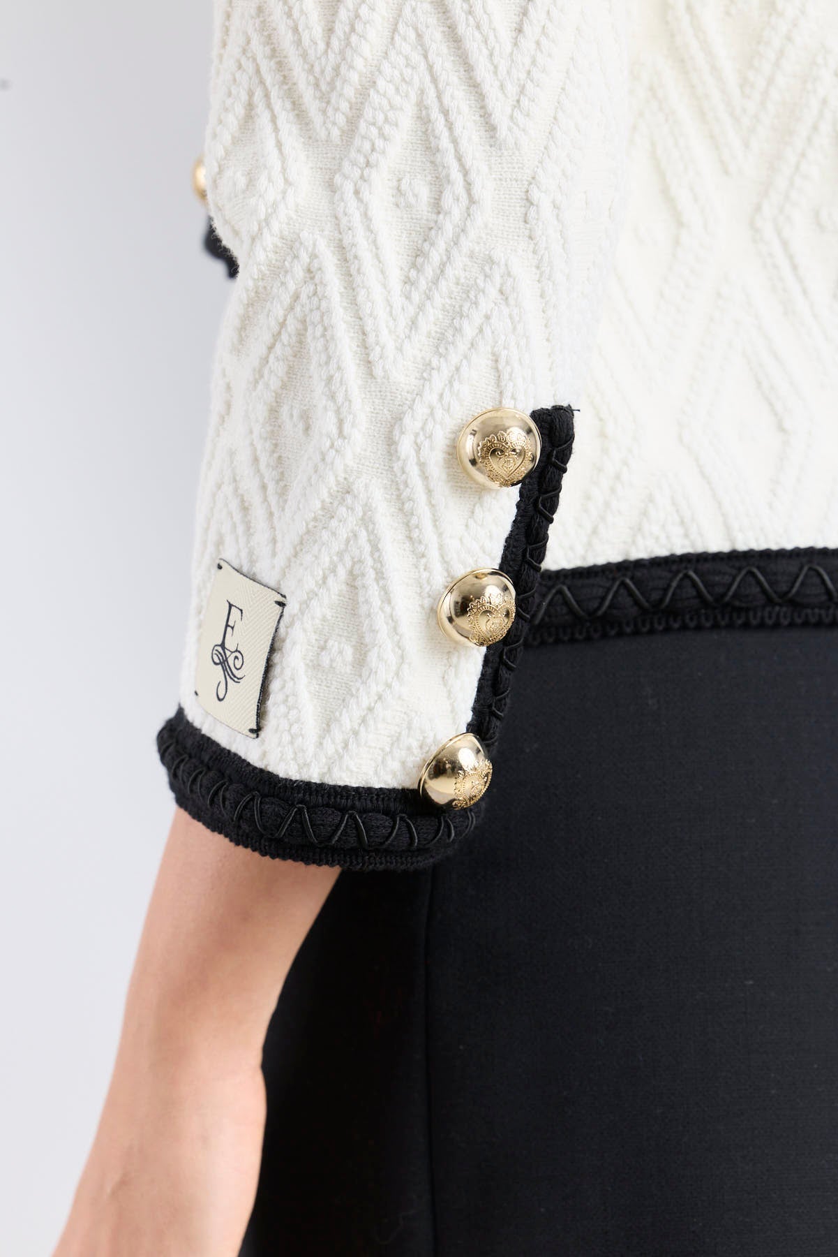 Chaqueta bicolor para mujer modelo Bianca en blanco con vivos negros.