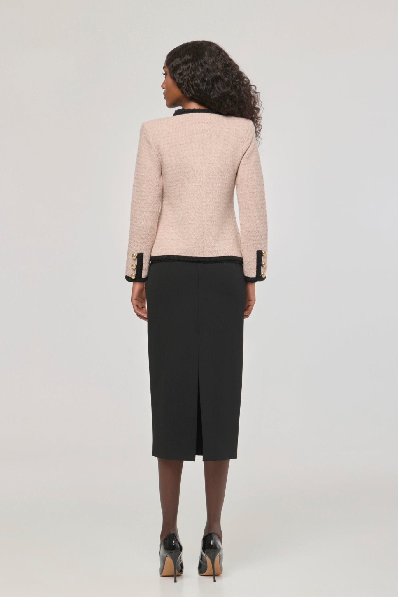 Chaqueta corta de punto rosa para mujer Preston, con ribetes negros en contraste y botones dorados.