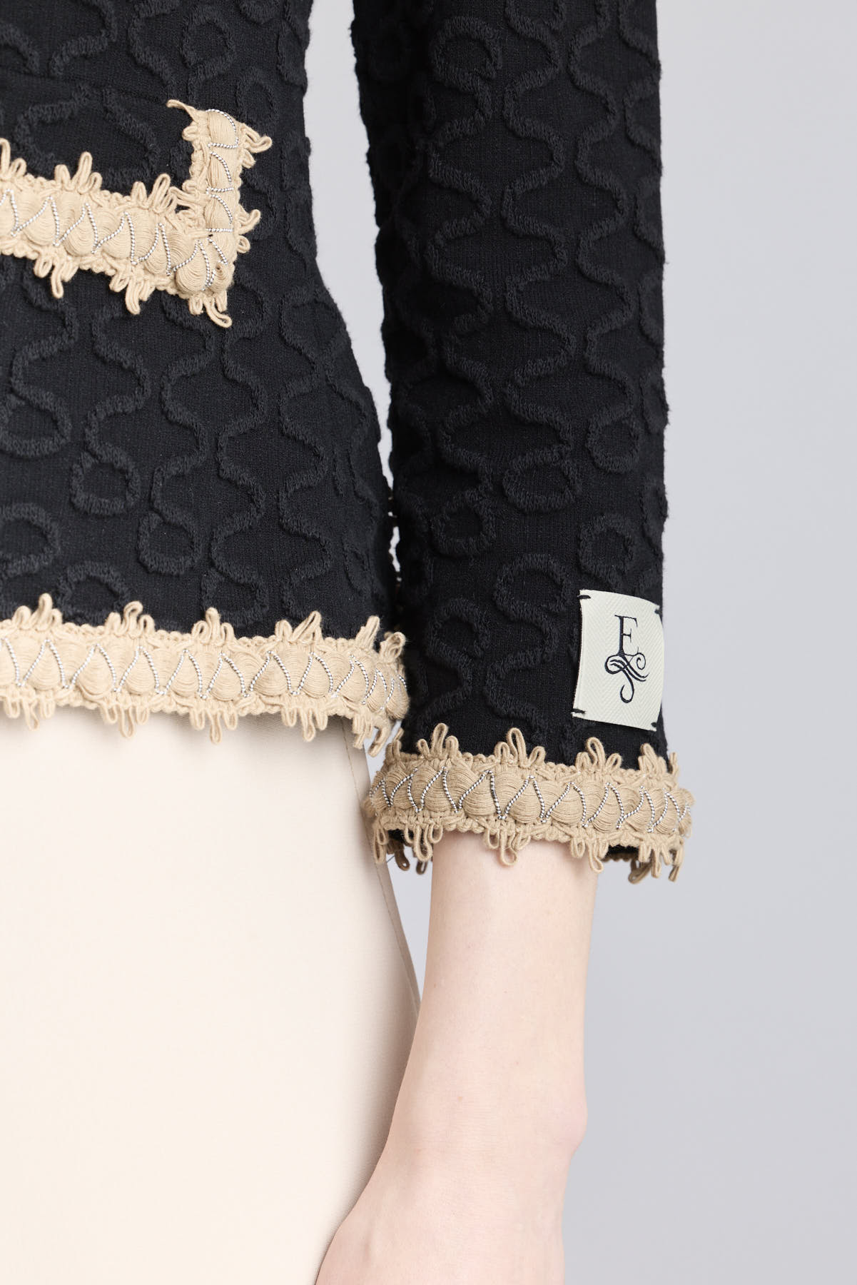 Chaqueta de lujo modelo Paola con bordados en relieve color avellana y botones joya.