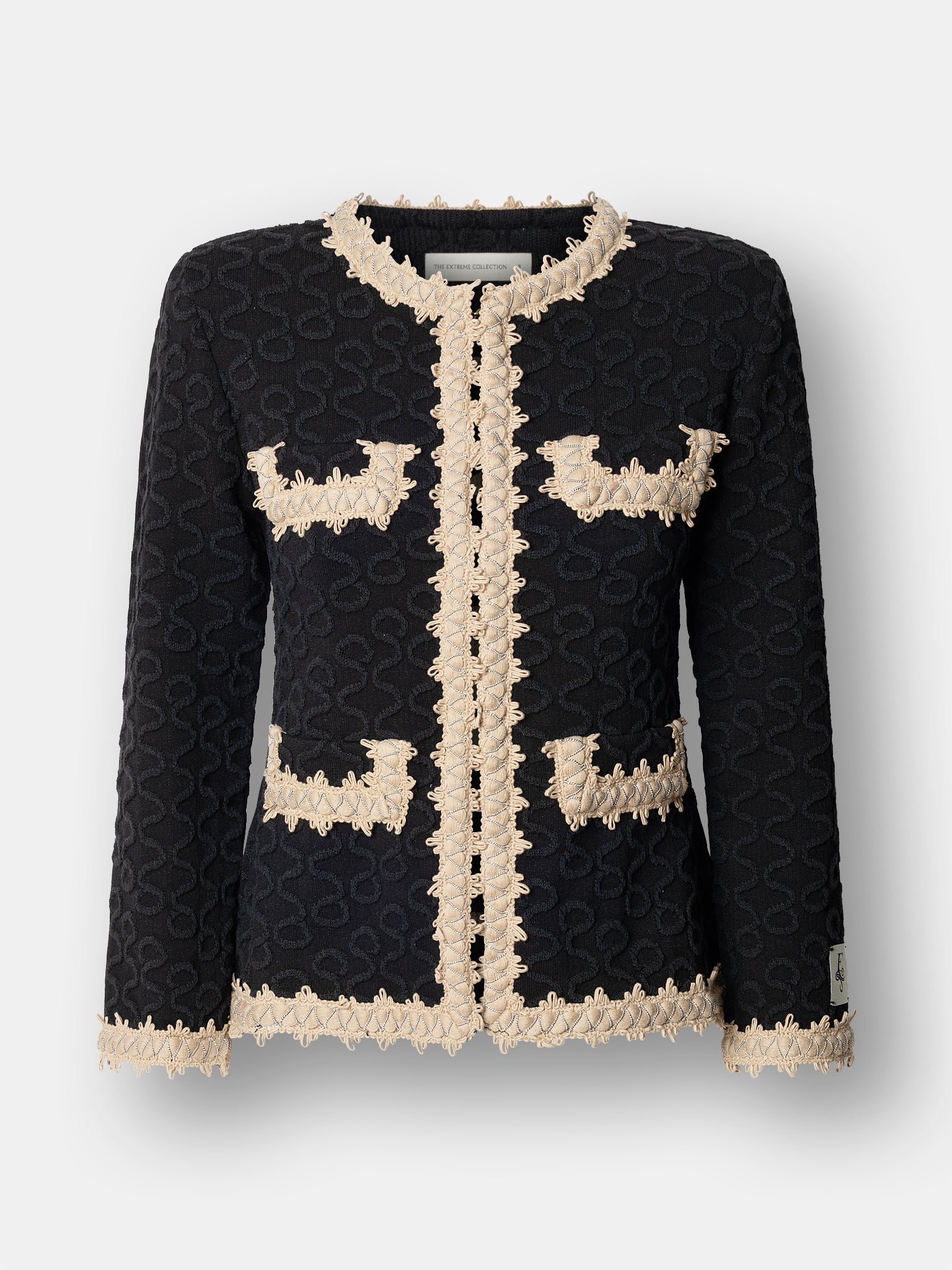 Chaqueta de lujo modelo Paola con bordados en relieve color avellana y botones joya.