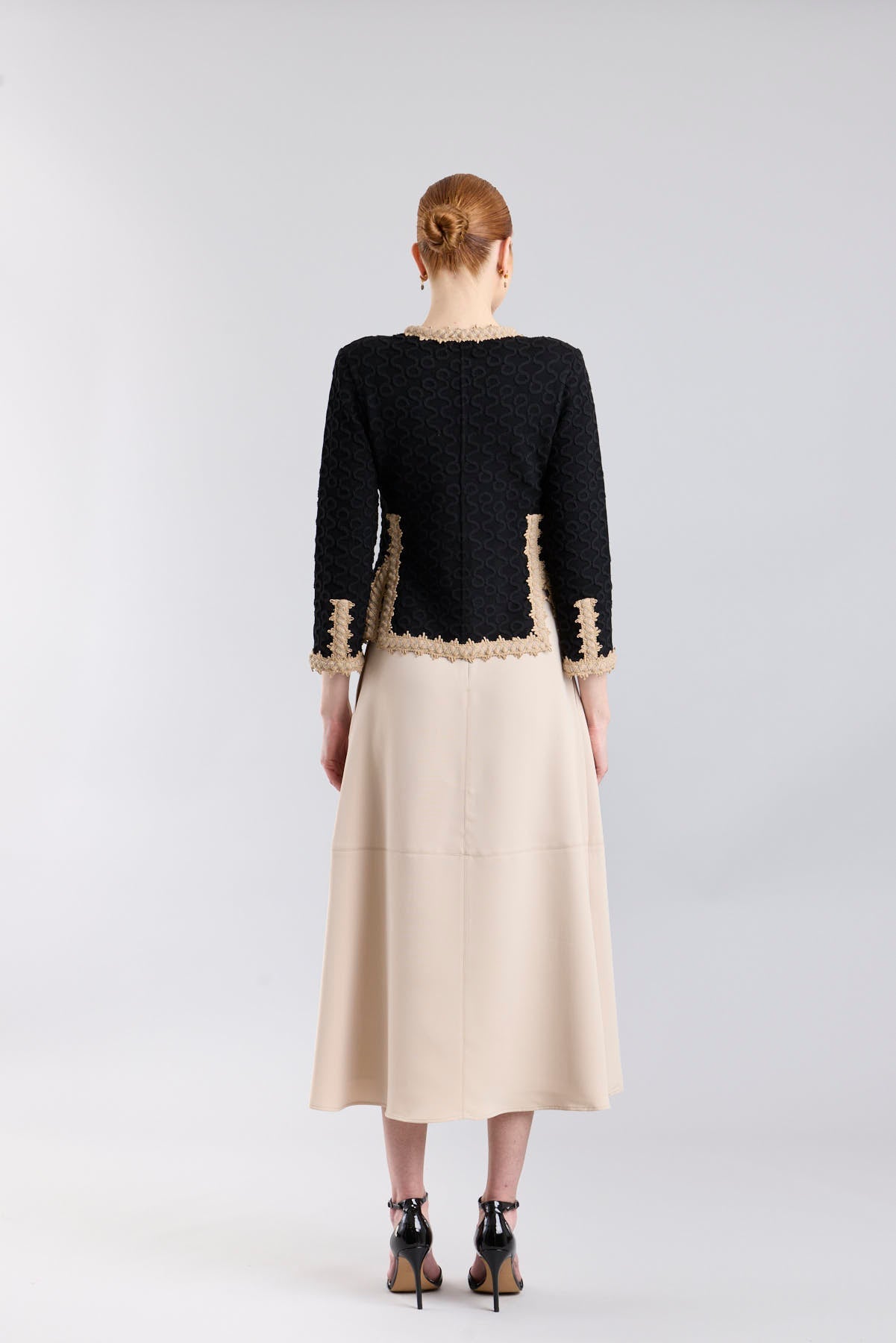 Chaqueta de lujo modelo Paola con bordados en relieve color avellana y botones joya.