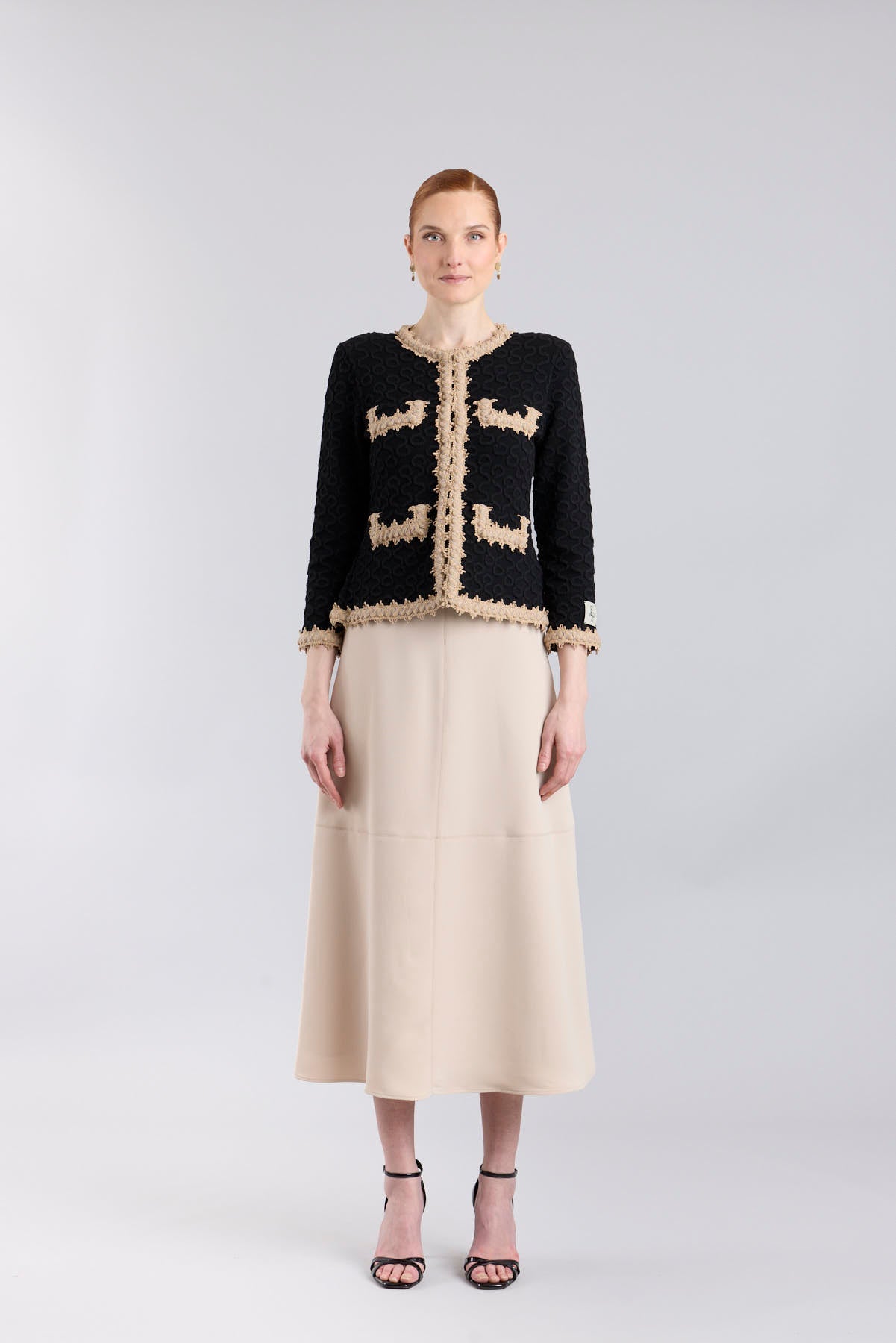 Chaqueta de lujo modelo Paola con bordados en relieve color avellana y botones joya.