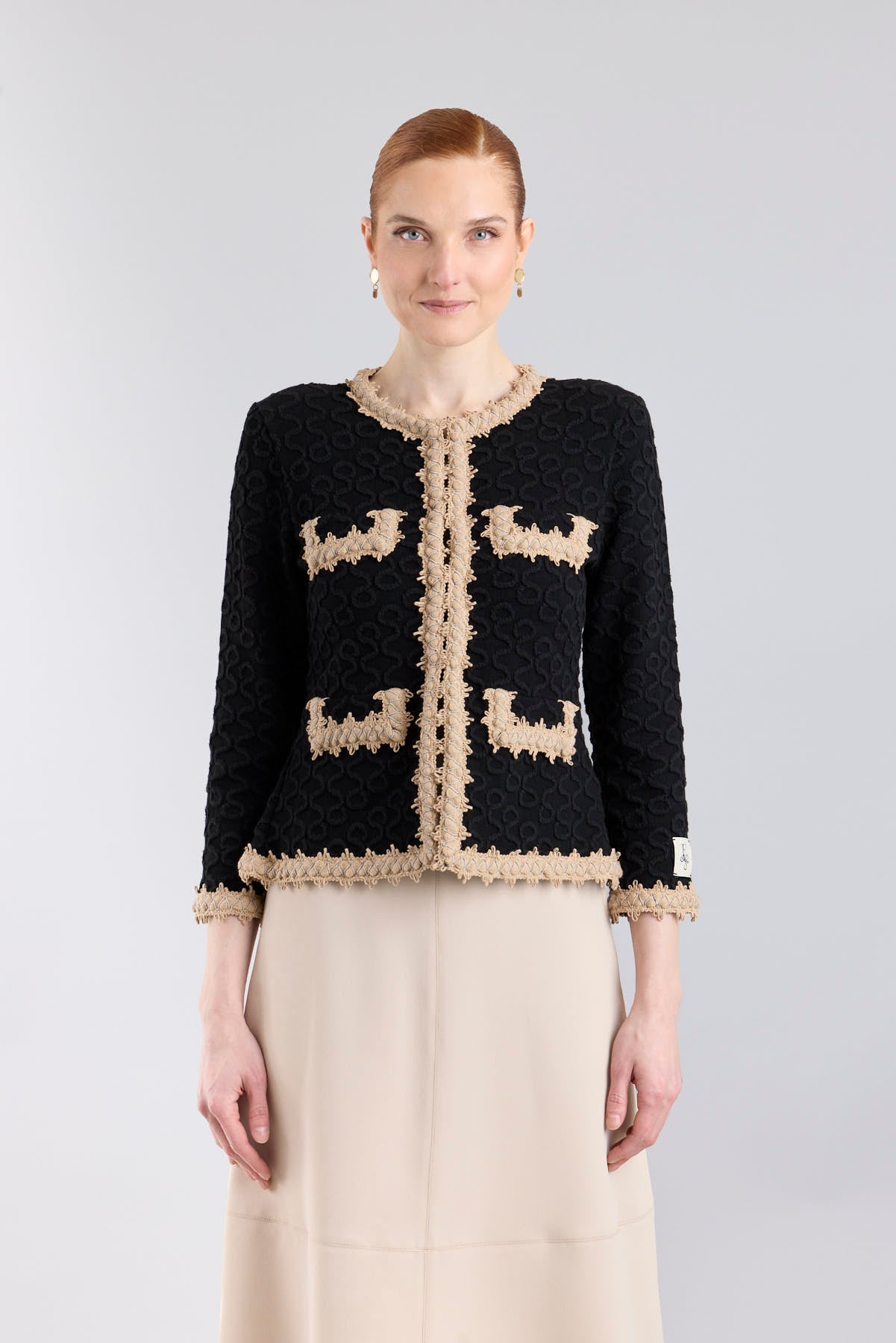 Chaqueta de lujo modelo Paola con bordados en relieve color avellana y botones joya.