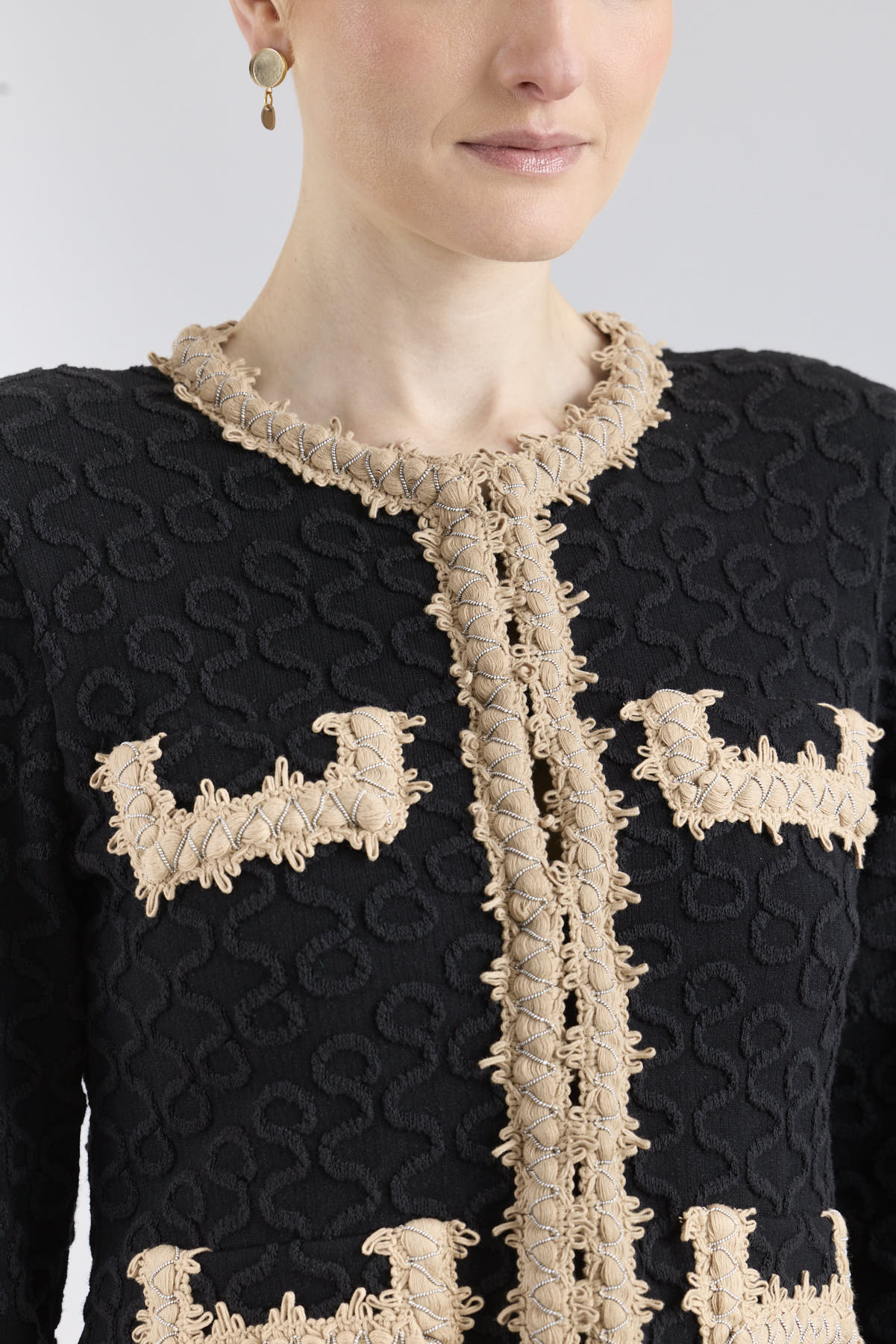 Chaqueta de lujo modelo Paola con bordados en relieve color avellana y botones joya.