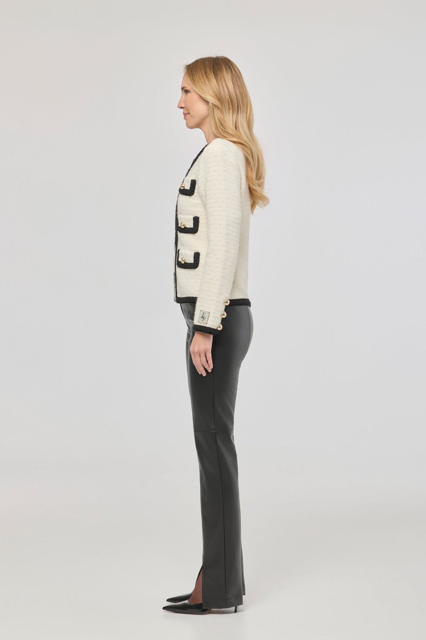 Chaqueta corta bicolor estilo tweed para mujer Preston, en tono crudo con ribetes negros y botones dorados