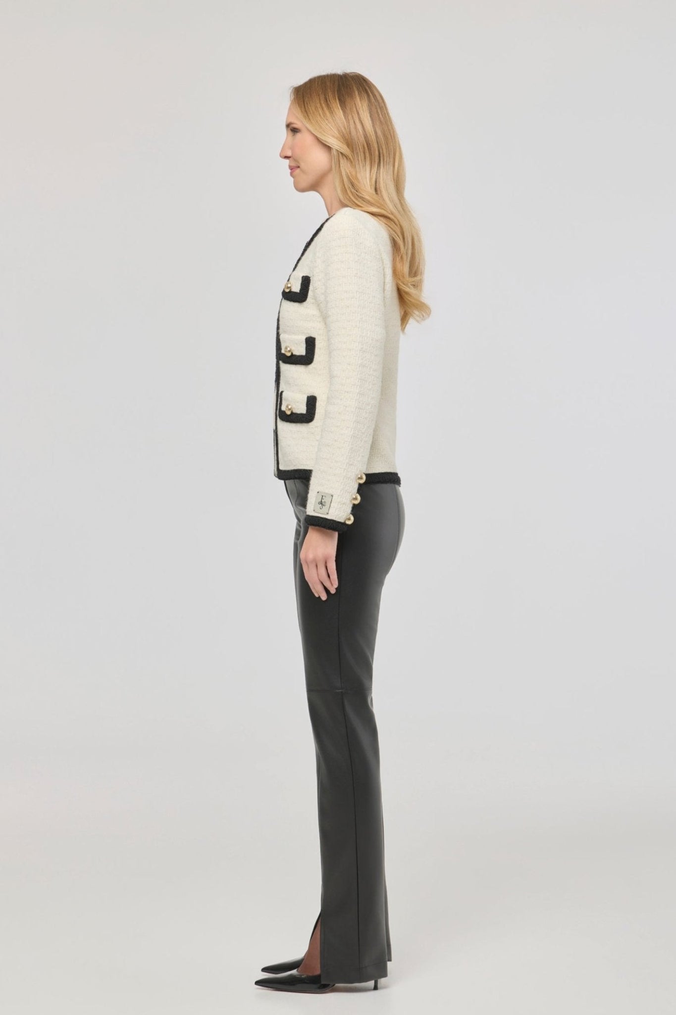 Chaqueta corta bicolor estilo tweed para mujer Preston, en tono crudo con ribetes negros y botones dorados