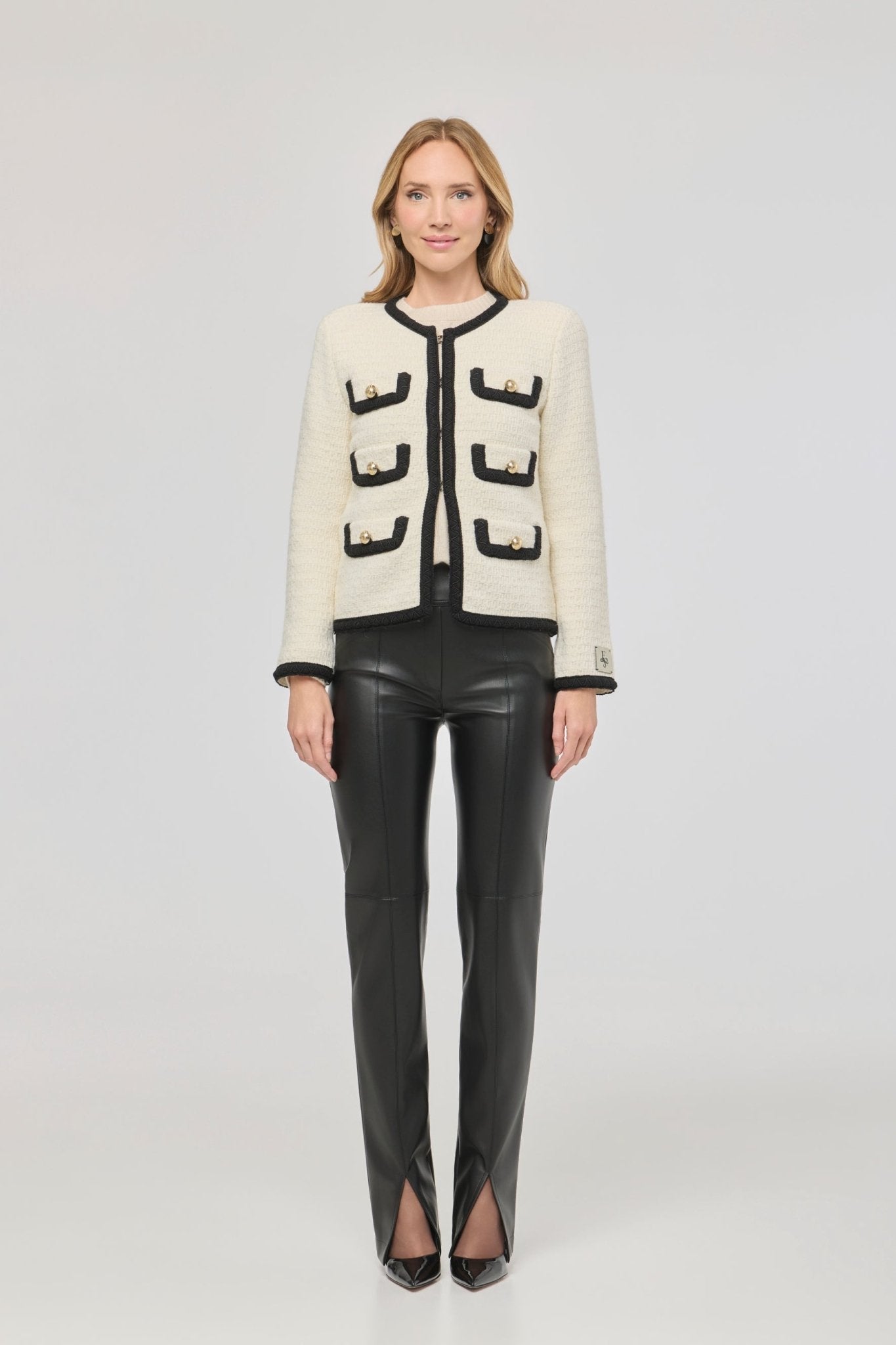 Chaqueta corta bicolor estilo tweed para mujer Preston, en tono crudo con ribetes negros y botones dorados