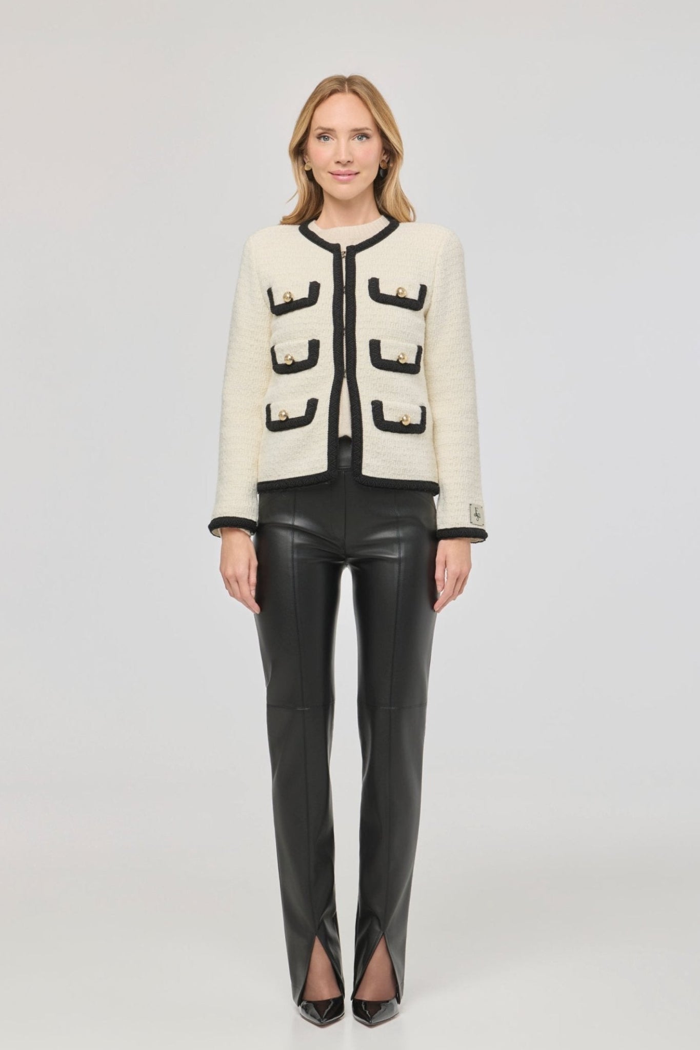 Chaqueta corta bicolor estilo tweed para mujer Preston, en tono crudo con ribetes negros y botones dorados