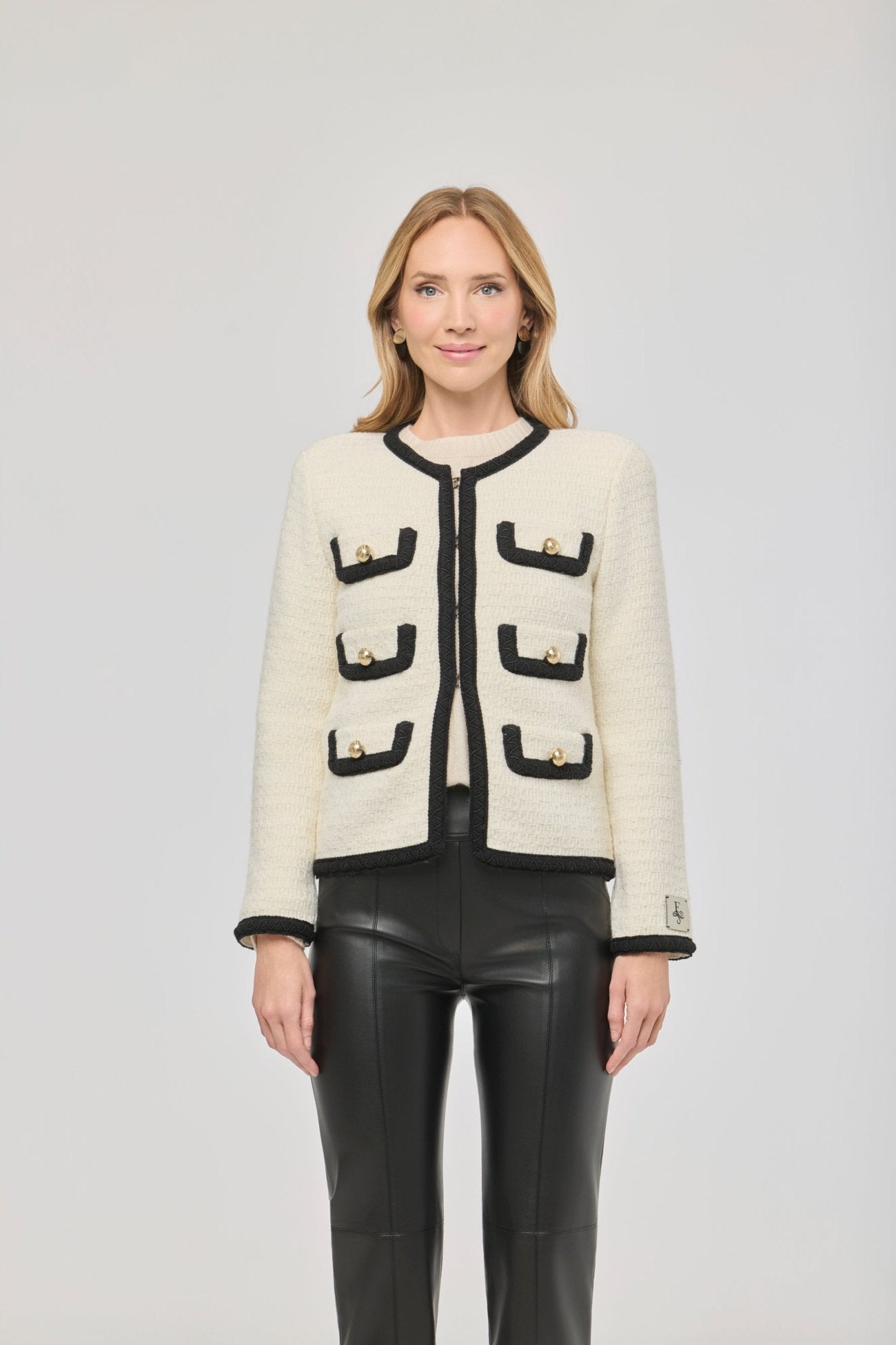 Chaqueta corta bicolor estilo tweed para mujer Preston, en tono crudo con ribetes negros y botones dorados