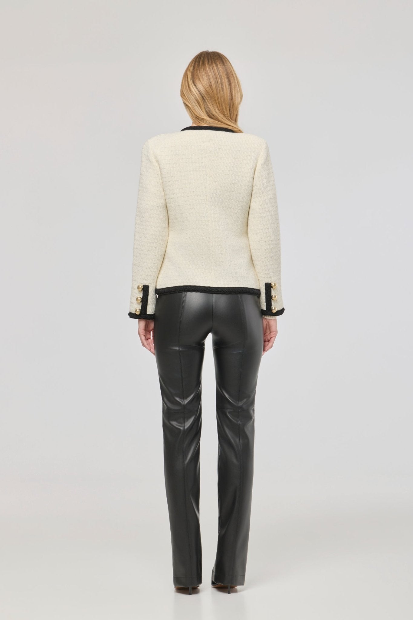 Chaqueta corta bicolor estilo tweed para mujer Preston, en tono crudo con ribetes negros y botones dorados