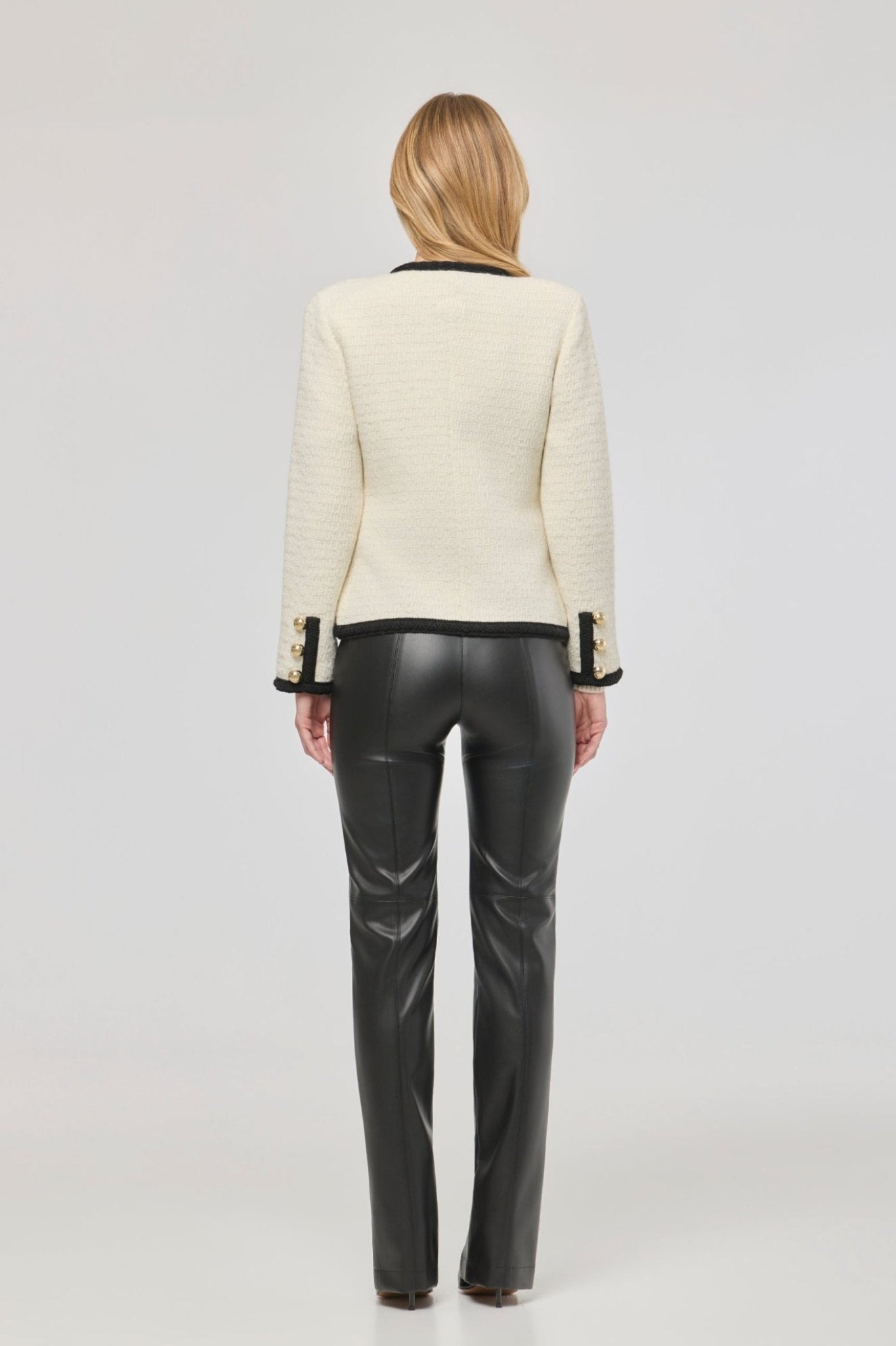 Chaqueta corta bicolor estilo tweed para mujer Preston, en tono crudo con ribetes negros y botones dorados