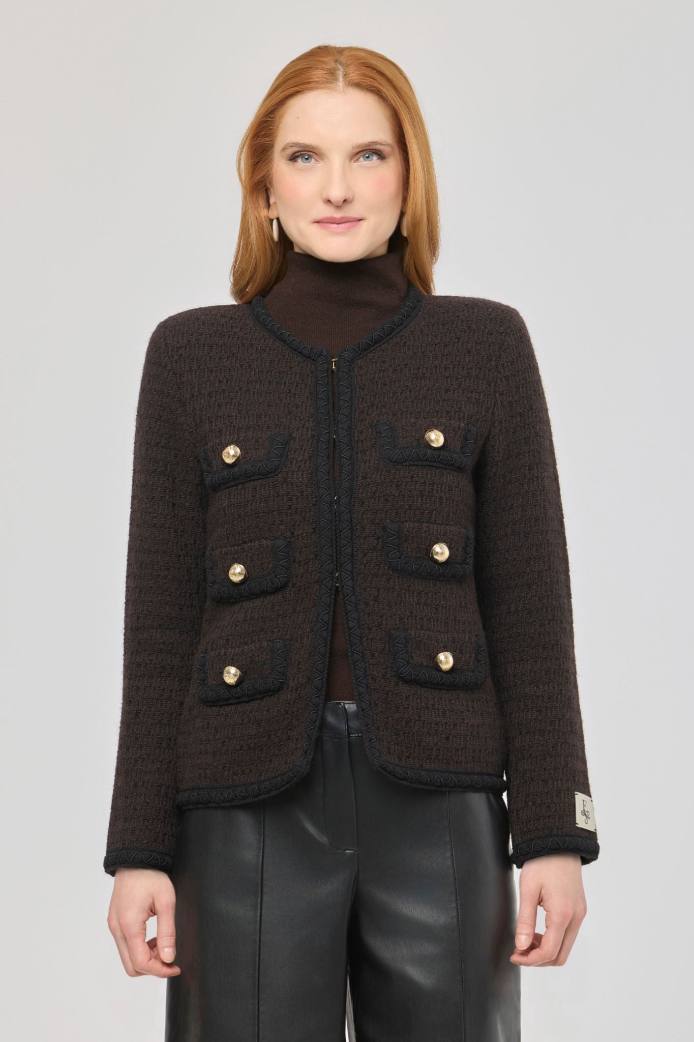 Chaqueta corta de punto marrón para mujer Preston, con ribetes en contraste y botones dorados.