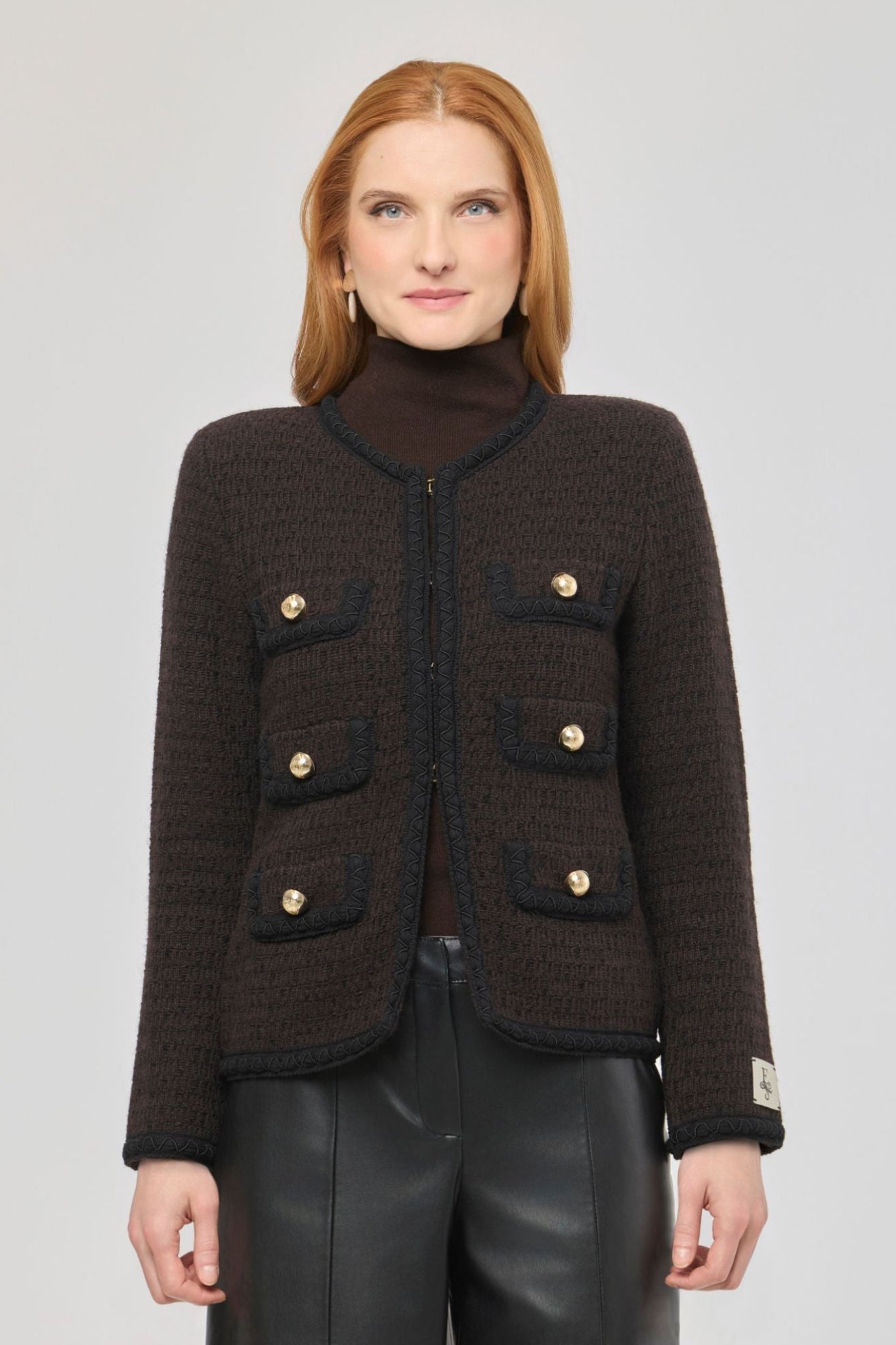 Chaqueta corta de punto marrón para mujer Preston, con ribetes en contraste y botones dorados.