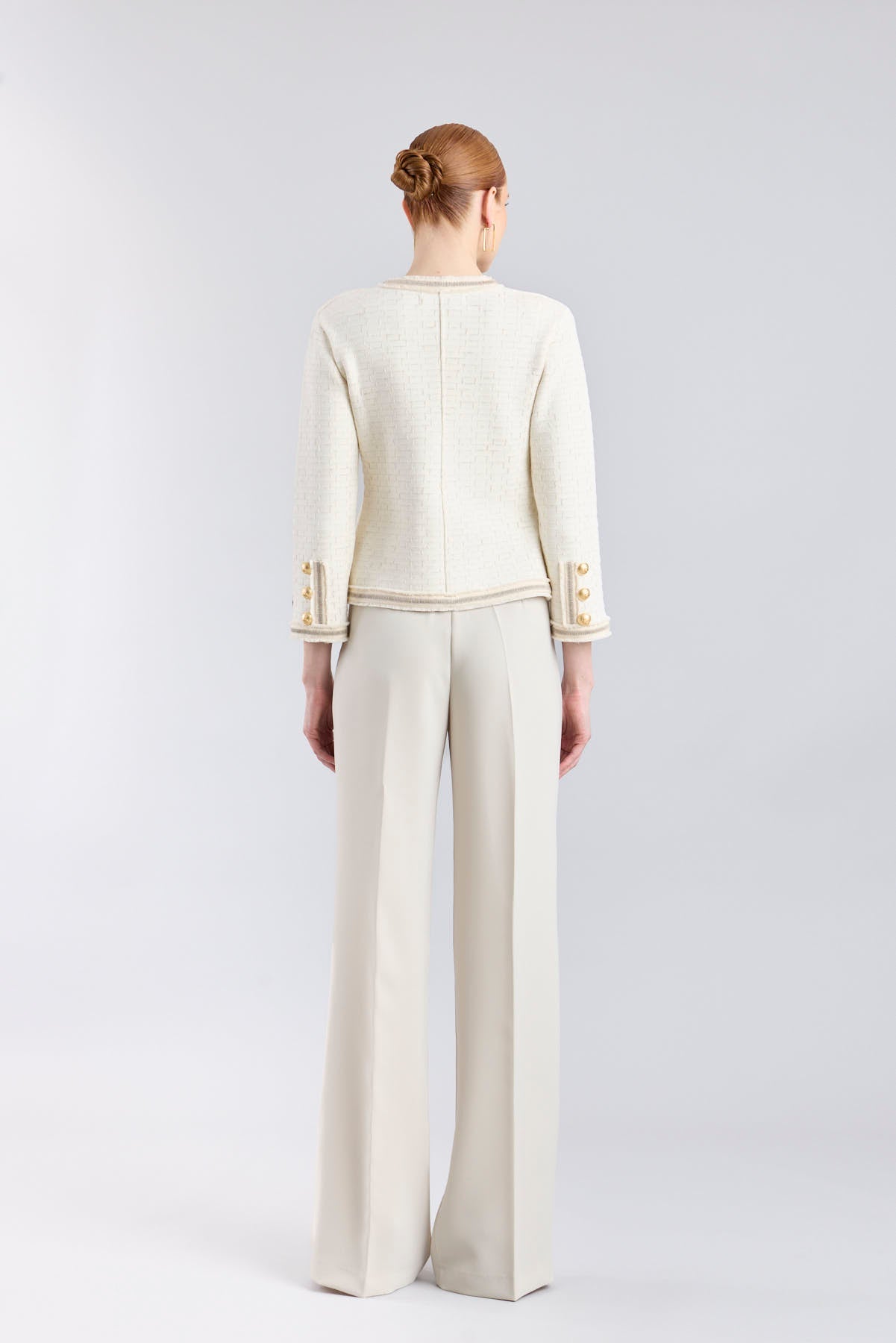 Chaqueta corta estructurada mujer modelo Cameron en color crudo con botones dorados.
