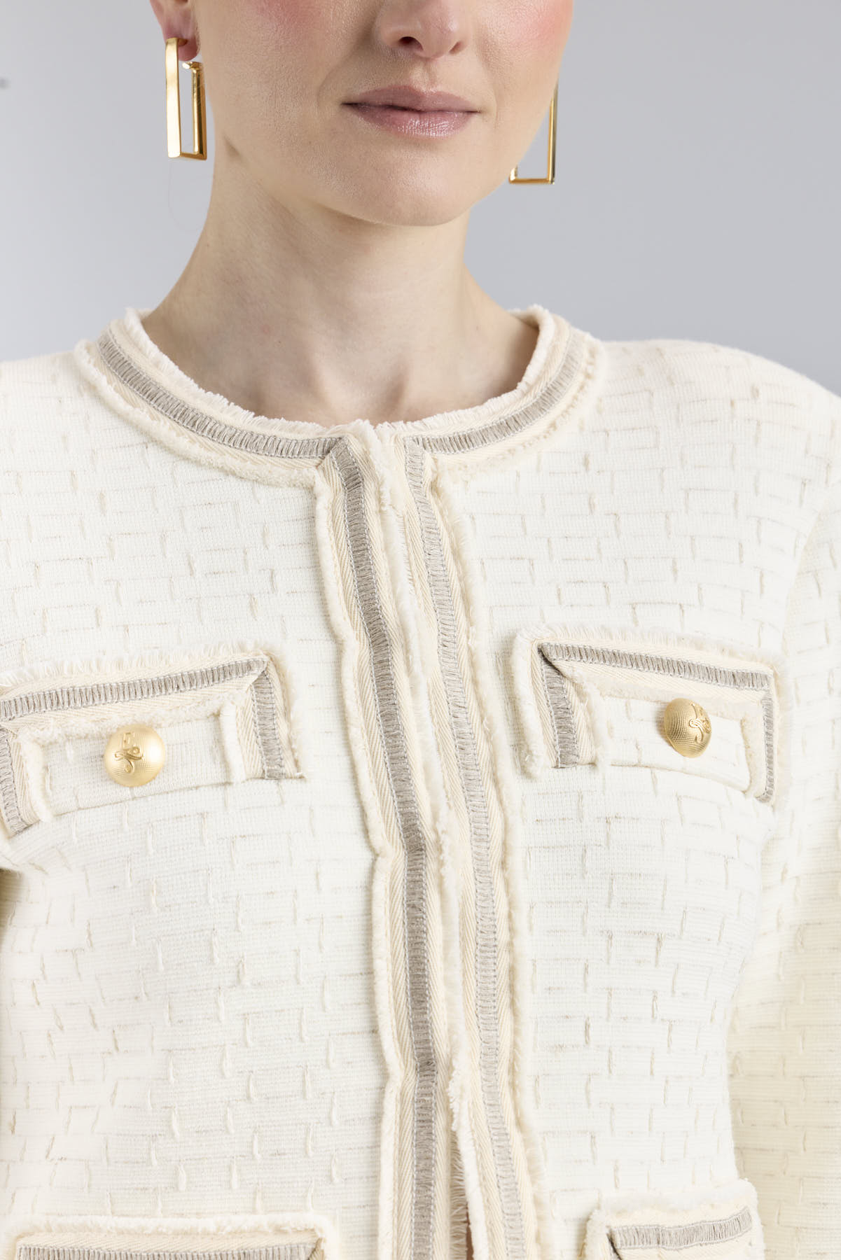 Chaqueta corta estructurada mujer modelo Cameron en color crudo con botones dorados.