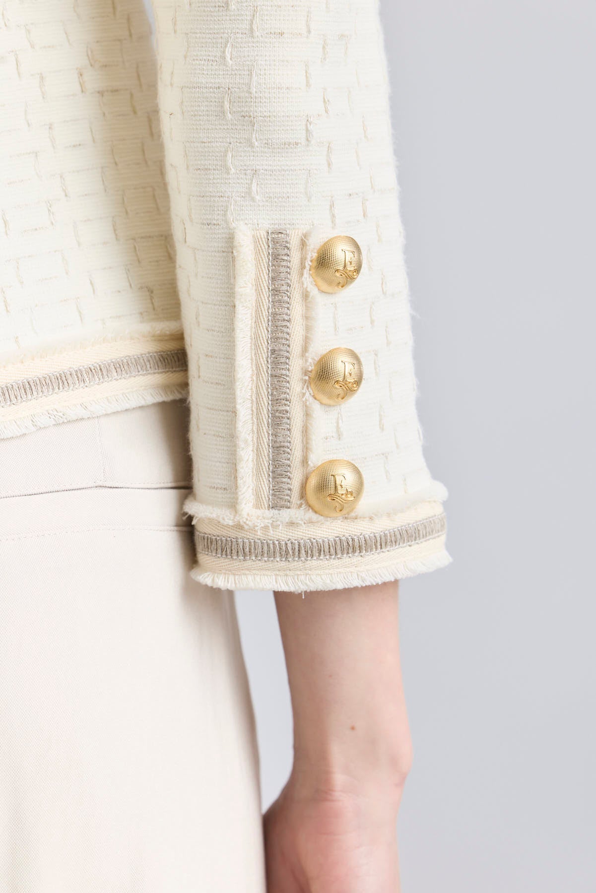 Chaqueta corta estructurada mujer modelo Cameron en color crudo con botones dorados.