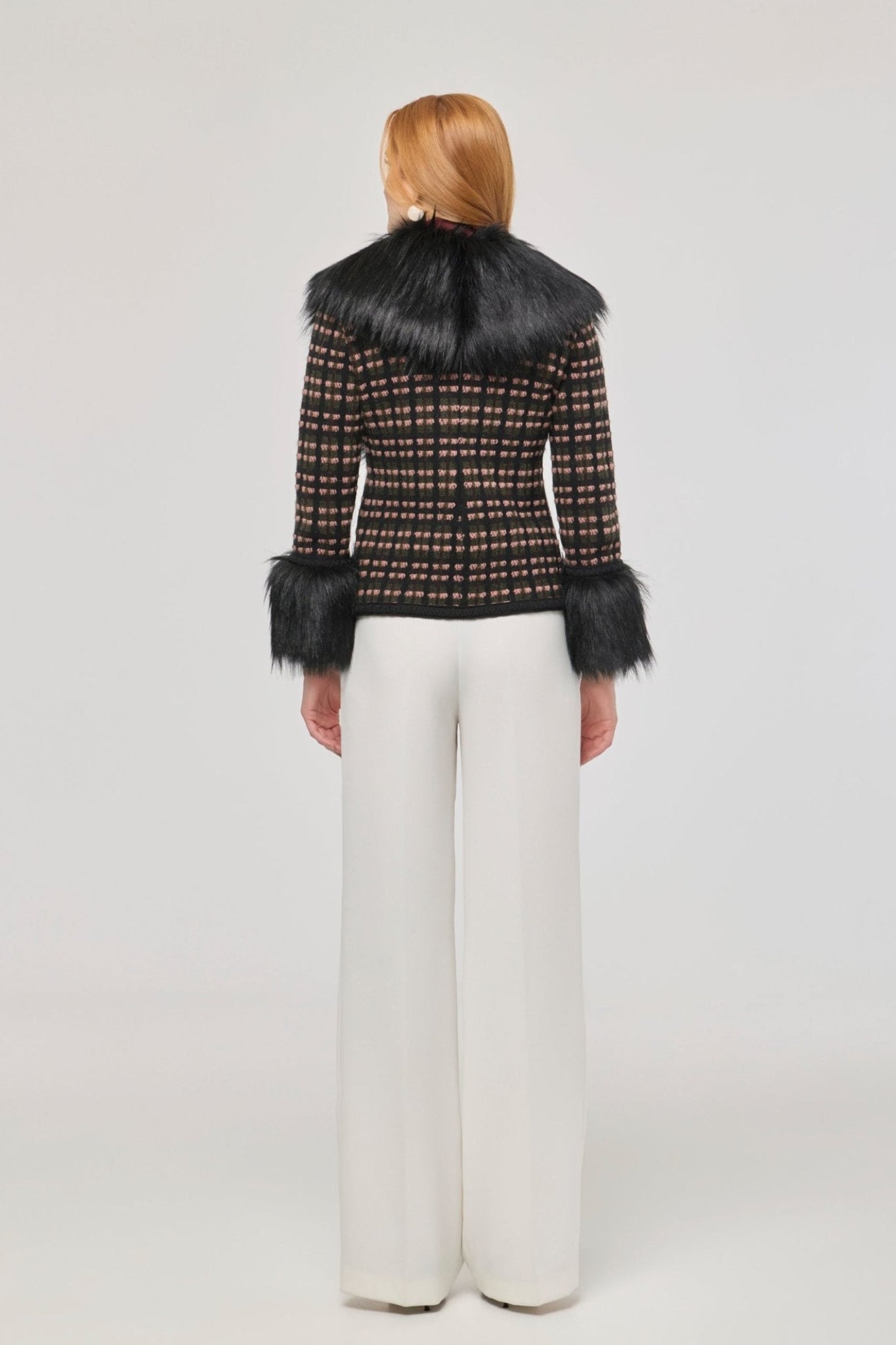 Chaqueta corta con aplicaciones de pelo ecológico Angele, con base de tejido estructurado multicolor y detalles de pelo en cuello y puños.