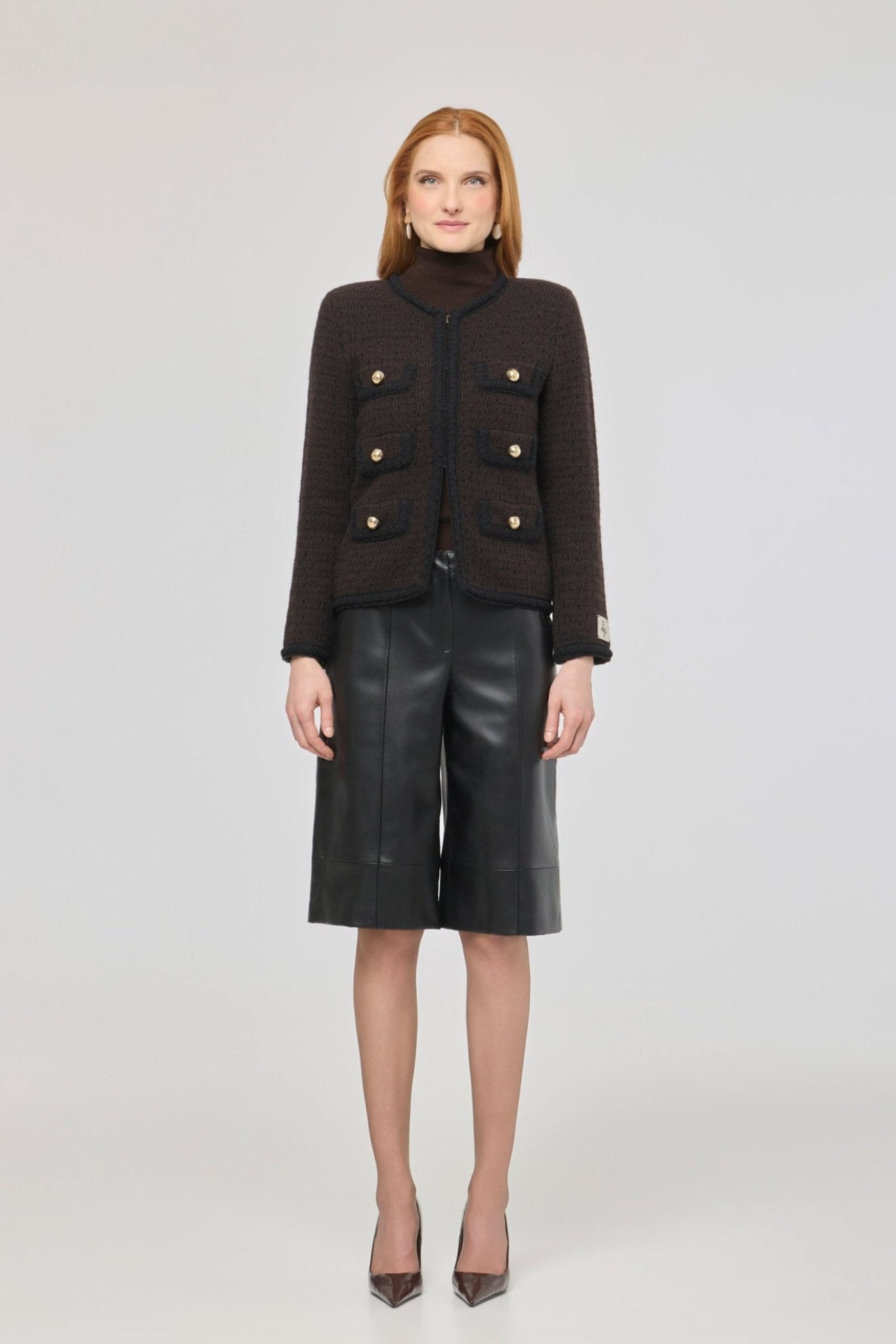 Chaqueta corta de punto marrón para mujer Preston, con ribetes en contraste y botones dorados.