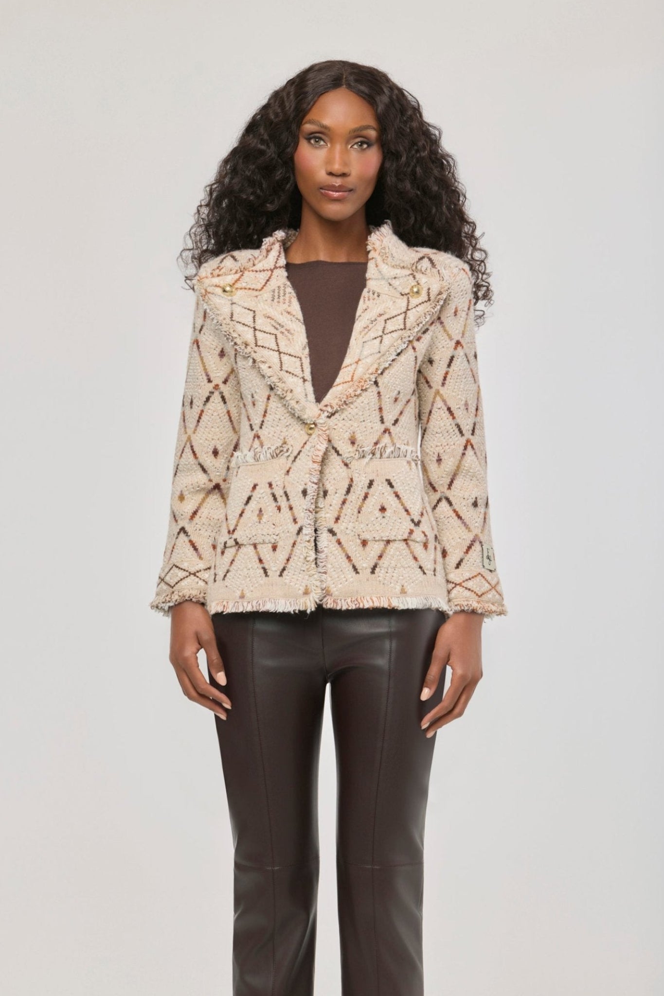 Chaqueta de punto jacquard Parker con patrón geométrico, solapas con acabado desflecado y botones dorados.