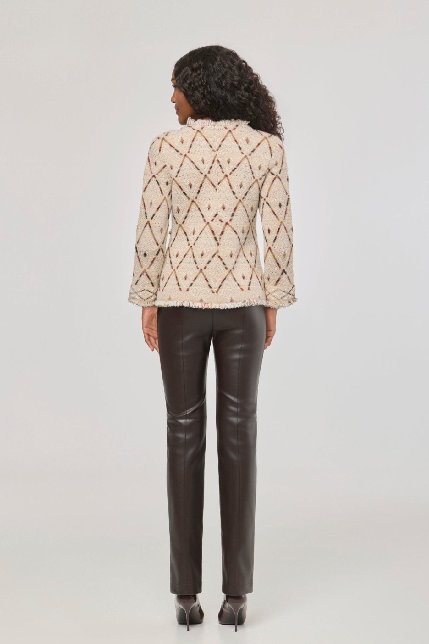 Chaqueta de punto jacquard Parker con patrón geométrico, solapas con acabado desflecado y botones dorados.