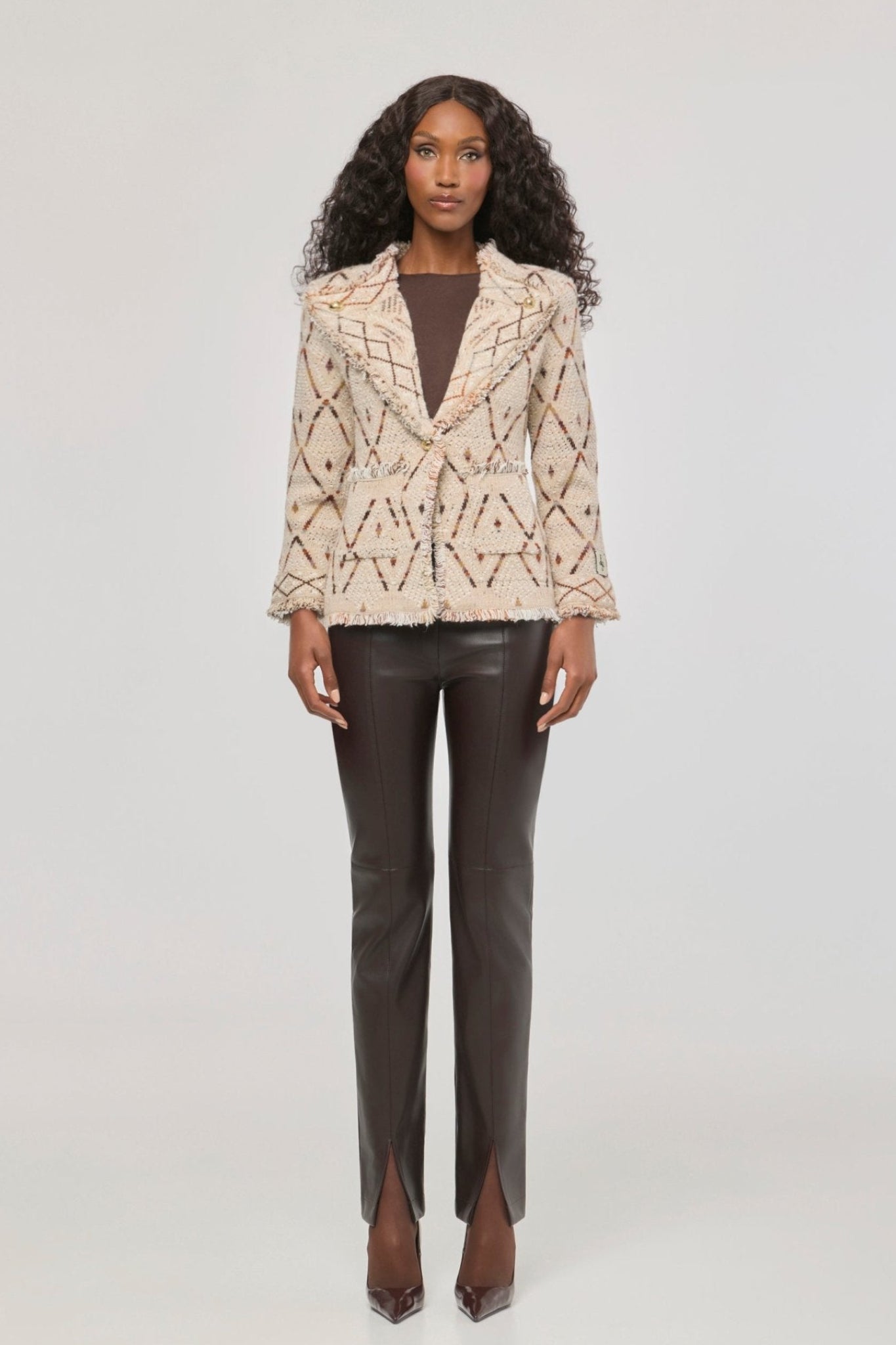 Chaqueta de punto jacquard Parker con patrón geométrico, solapas con acabado desflecado y botones dorados.