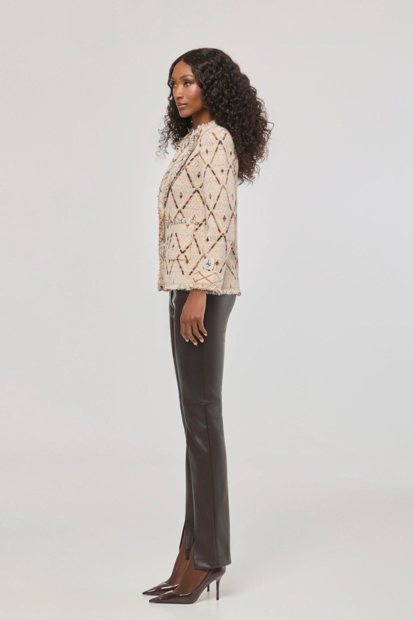 Chaqueta de punto jacquard Parker con patrón geométrico, solapas con acabado desflecado y botones dorados.